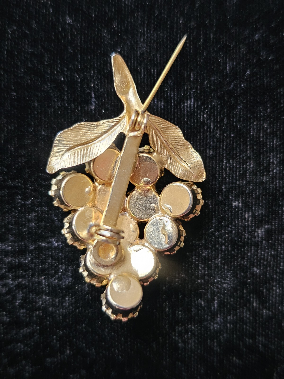 Estate Grape Cluster Brooch Green Rhinestones Gold Tone Prong Set Mcm Pin