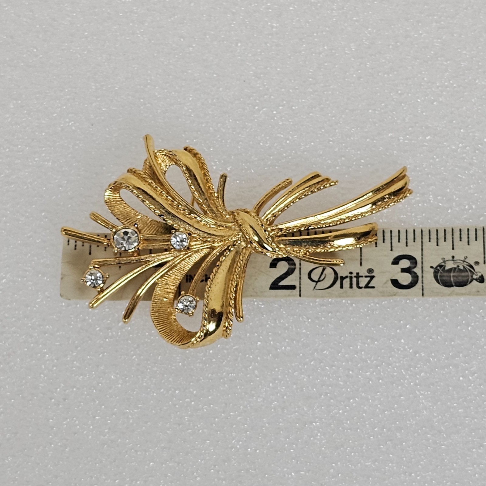 Vtg Gold Tone Textured Clear Crystal Rhinestone Brooch Pin Bouquet Ribbon Floral