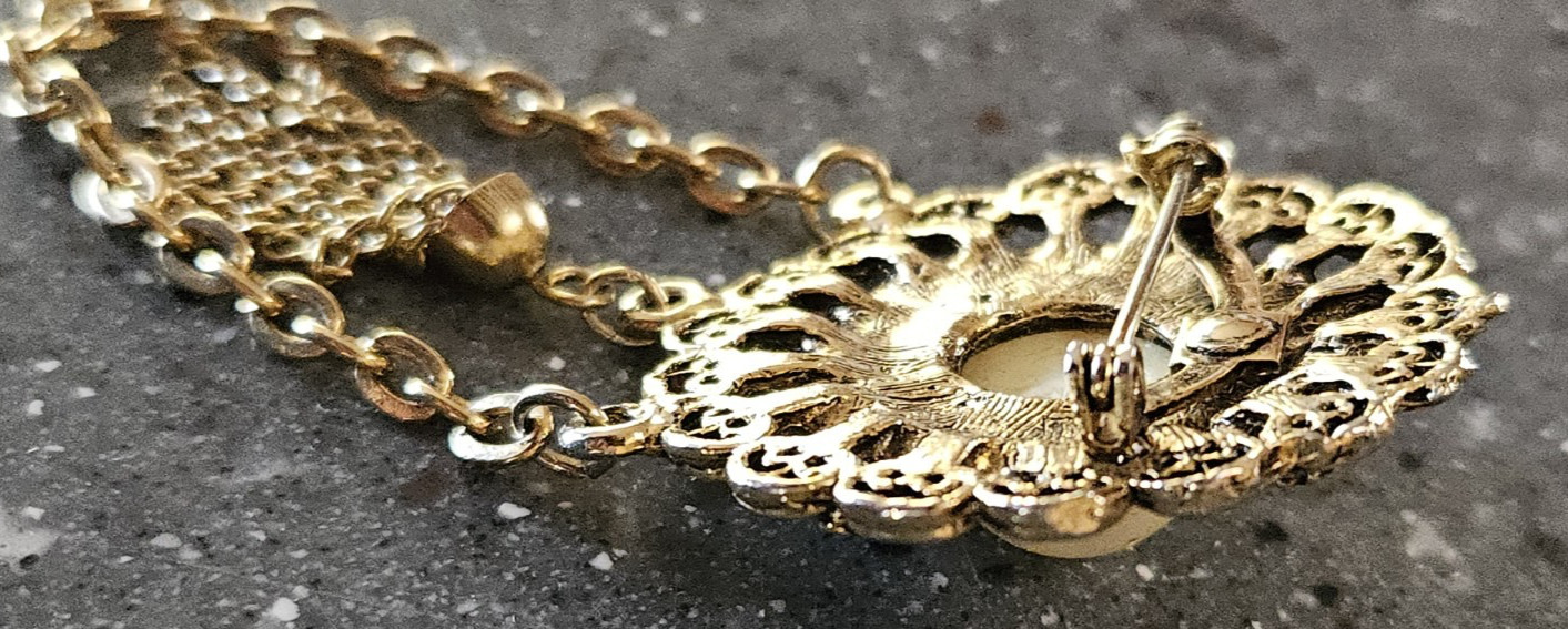 Vtg 4.25″ Gold Tone Brooch Pin Pendant With Chain Rope and Tassel Faux Pearl