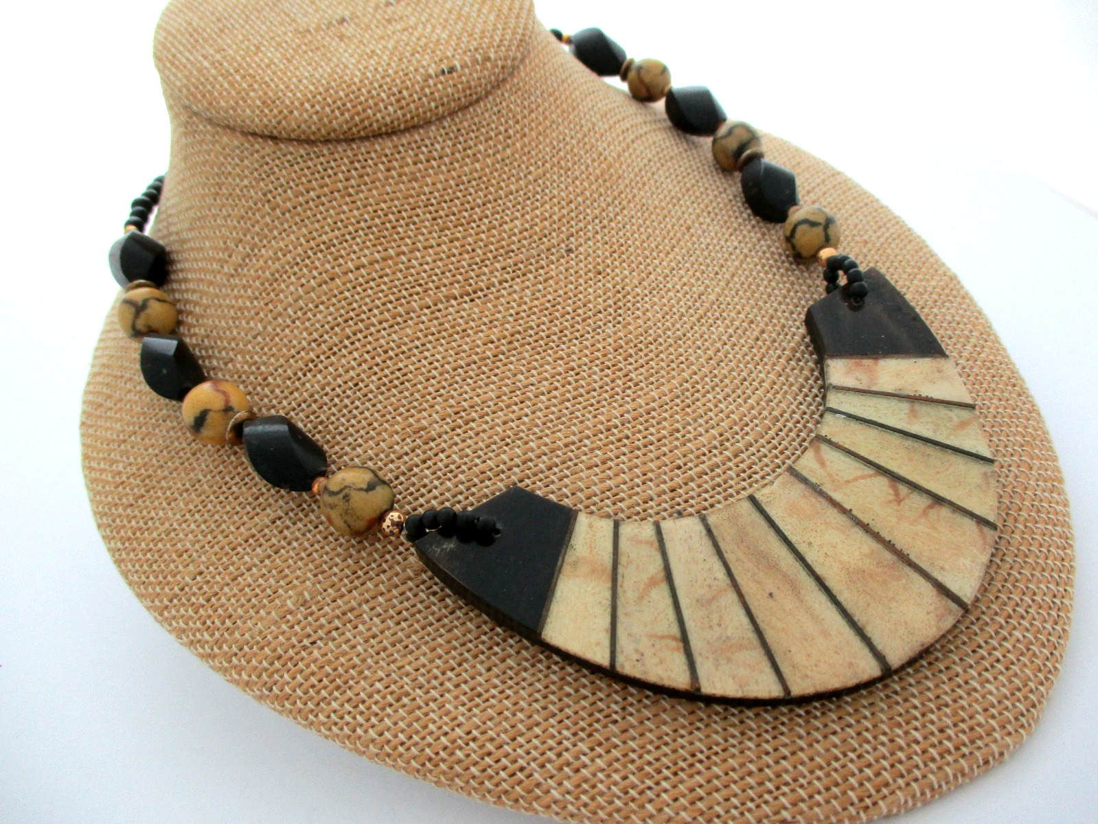 Vintage Lee Sands Inlay Black and Sponge Coral Boho Beach Cruise Necklace