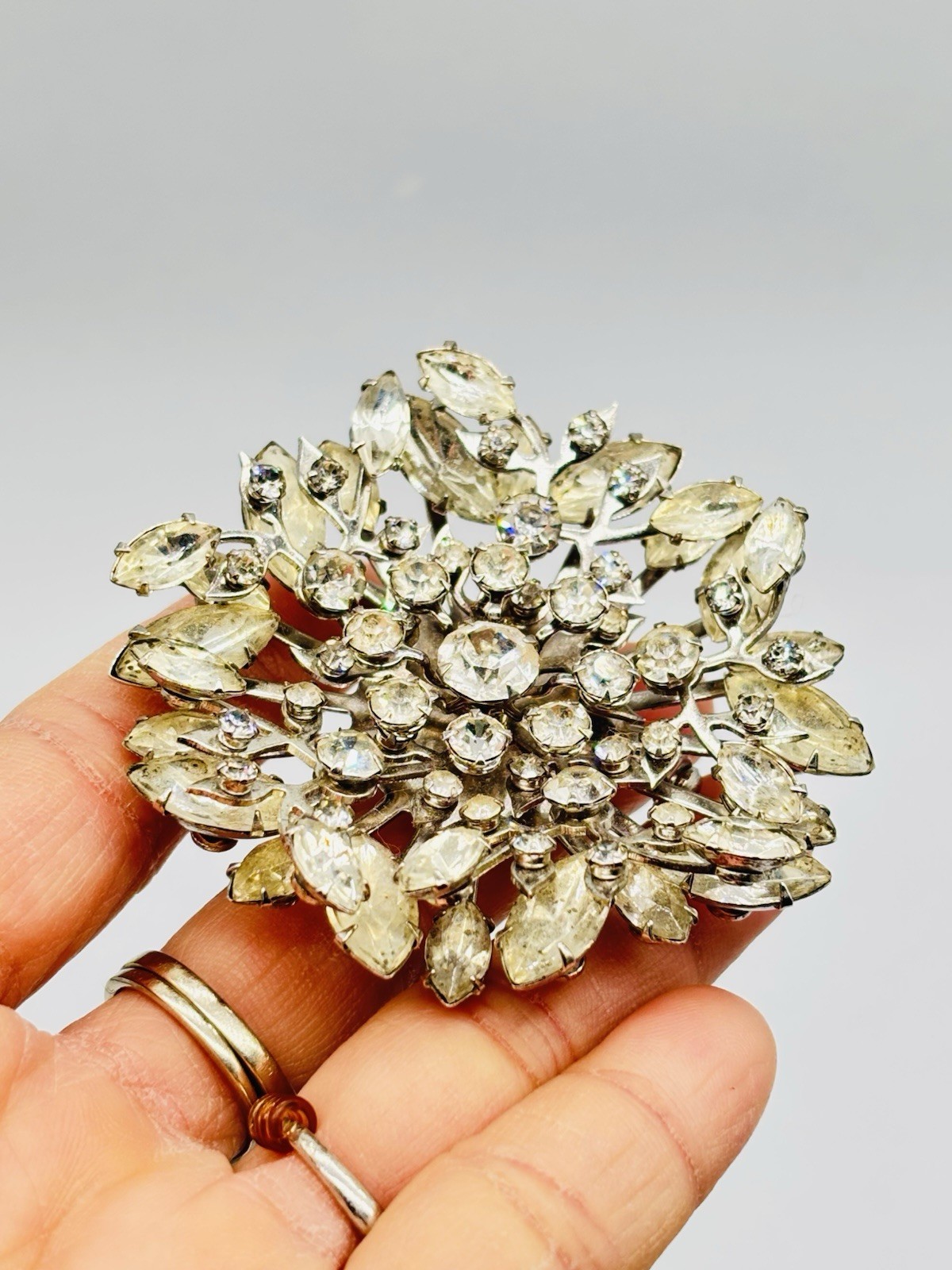 Vtg Unmarked Beau/Judy Lee? Clear Glass Rhinestone Flower Snowflake Pin Brooch