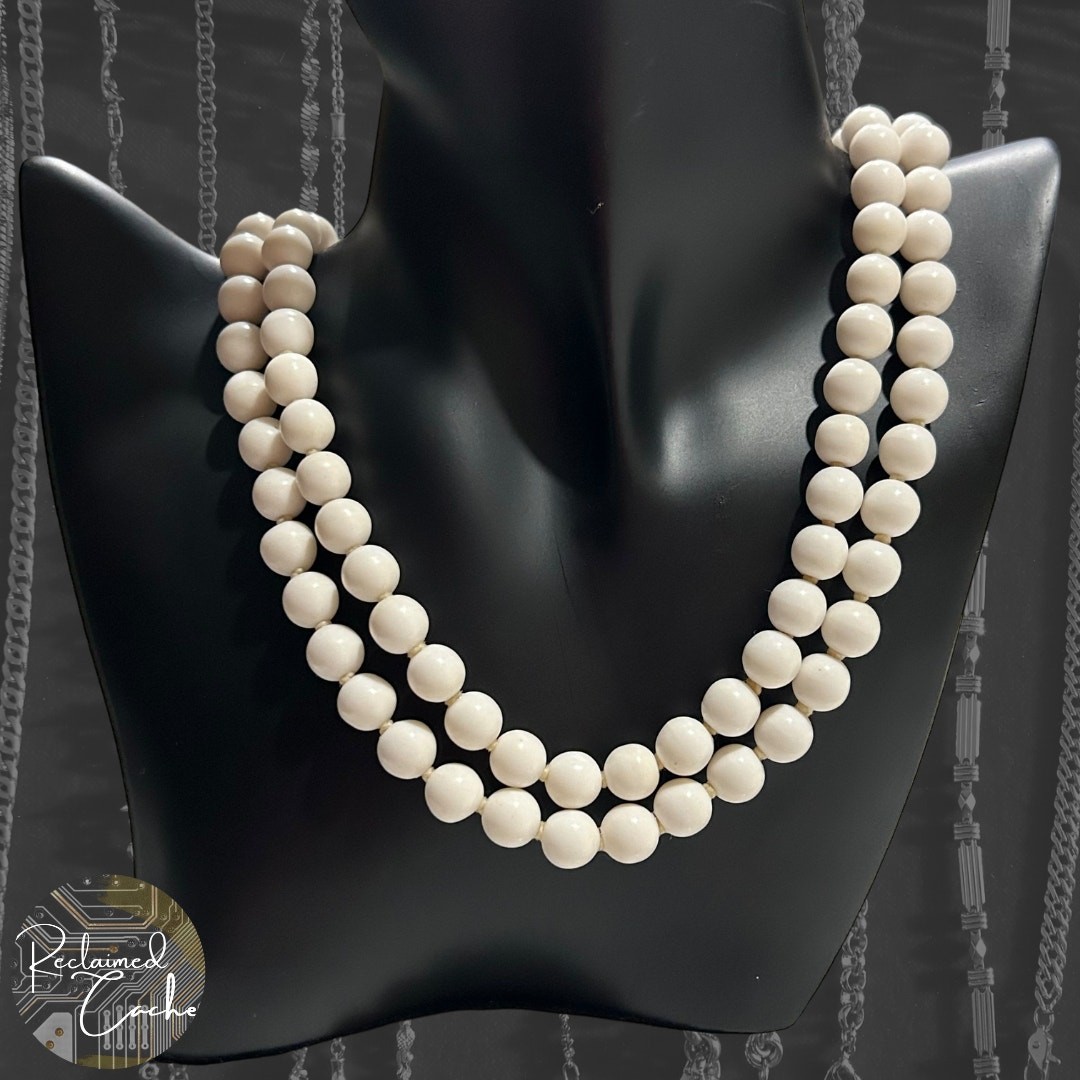 Womens Vintage White Double Strand Beaded Necklace Box Tab VTG