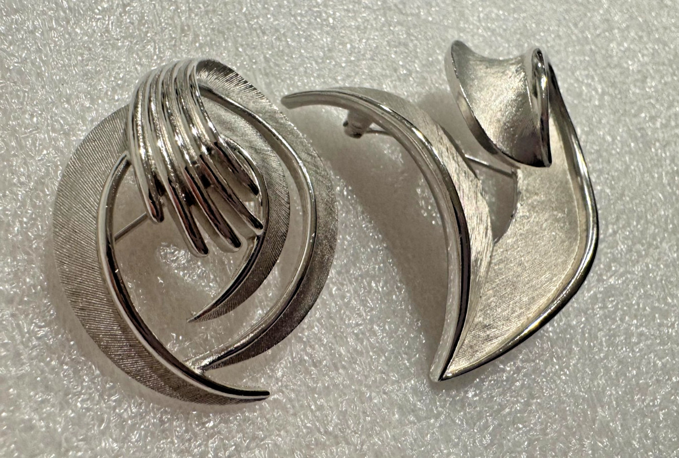 Lot 2 Crown Trifari Brushed Silver Tone Brooch Brooches Swirl Ribbon V Pins