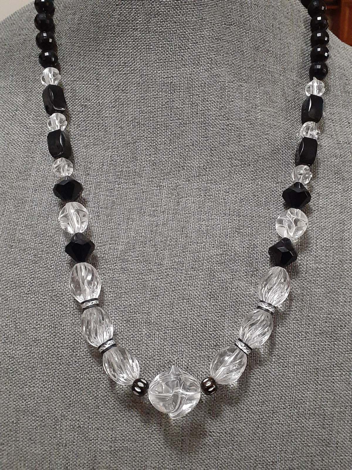 Vintage black & clear lucite bead chunky necklace w/rondelle spacer beads 25″