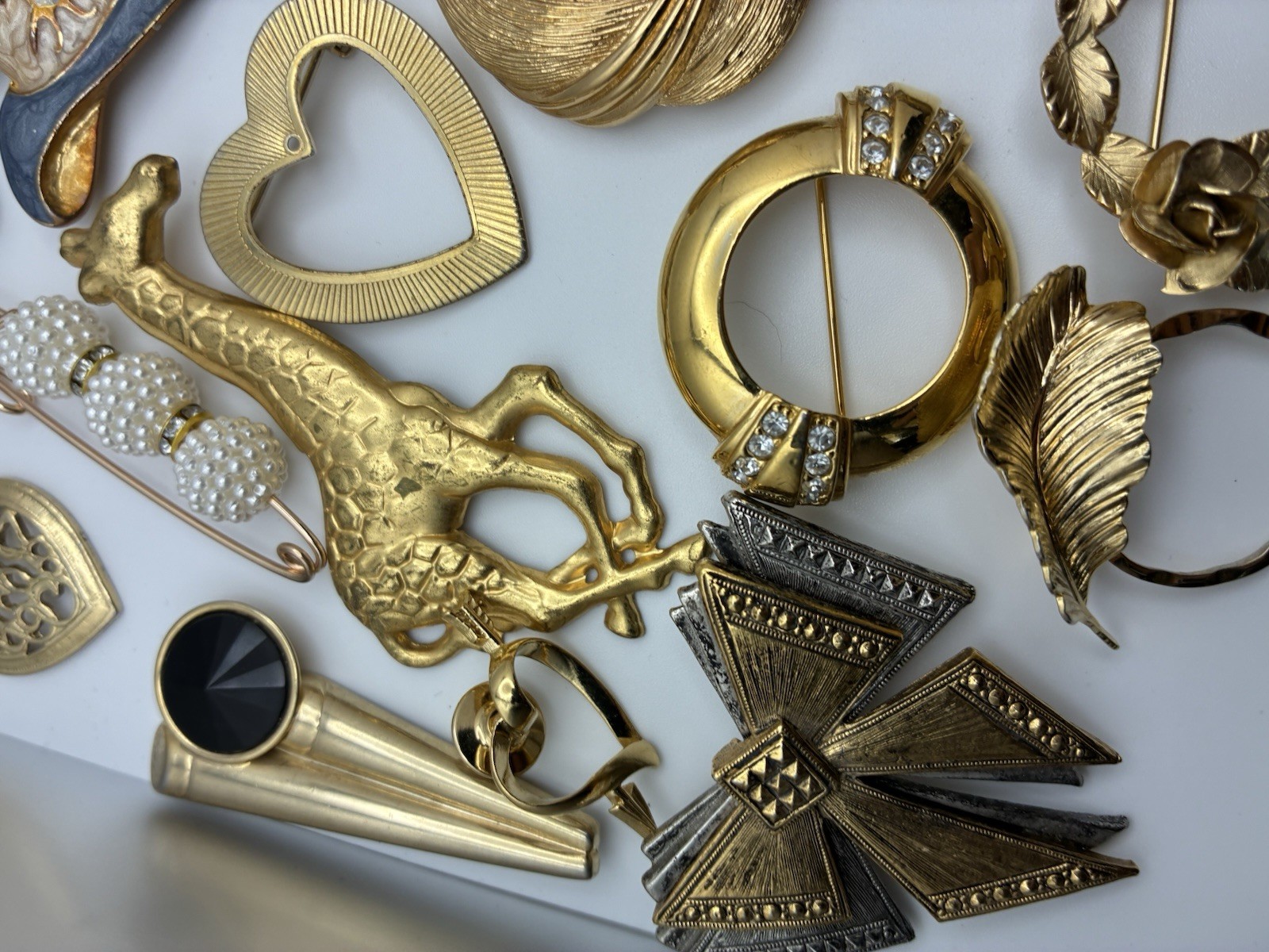 41 Piece Brooch Pin Lot Vintage Gold Signed/Unsigned 2 Missing Stones – Reseller