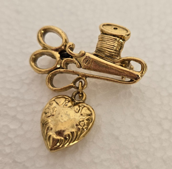 SEWING PIN WITH SCISSORS & THREAD ~ GOLD TONE ~ 1 1/2 INCH