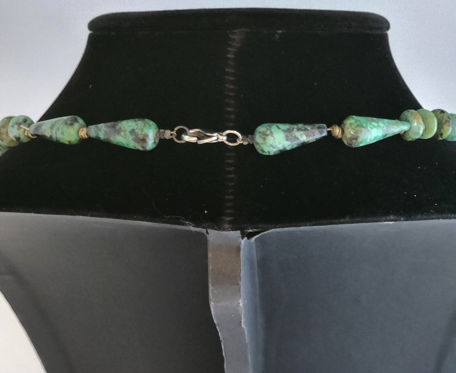 NATURAL JASPER STONES GREEN GRAINED ASYMMETRICAL SHAPES 25″ LENGTH NECKLACE VTG