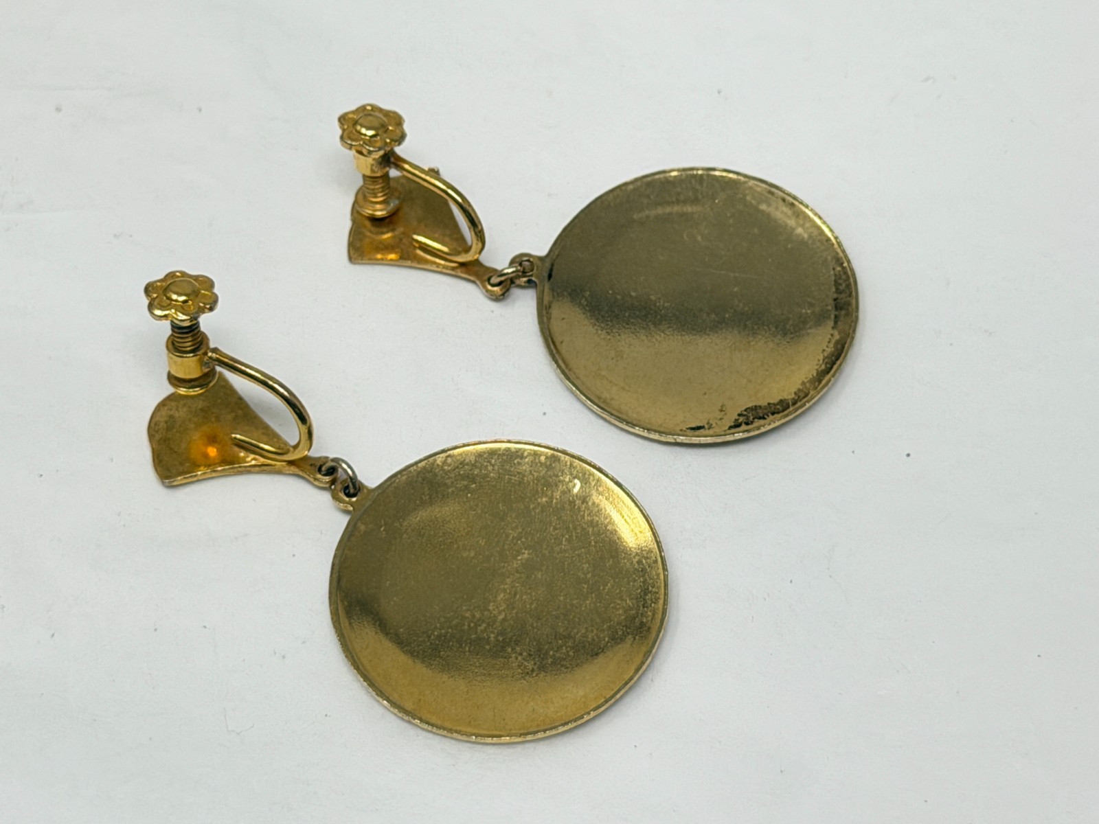 Vintage Damascene Style Goldtone 1.75″ Drop Dangle Screw Back Earrings