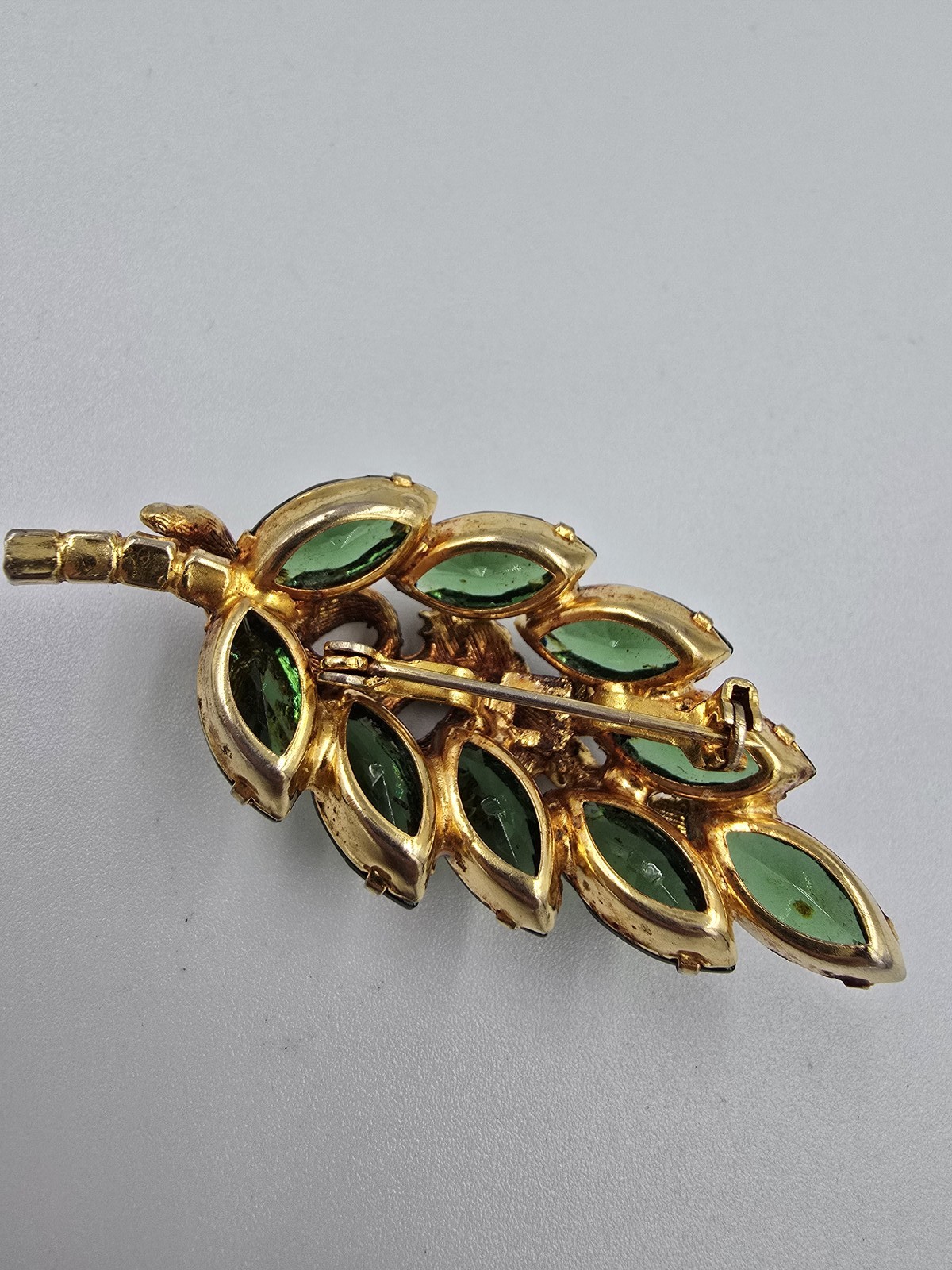 Vintage Rhinestone Brooch Gold Tone Green Pin Leaf Ribbon Unsigned Beauty D&E?