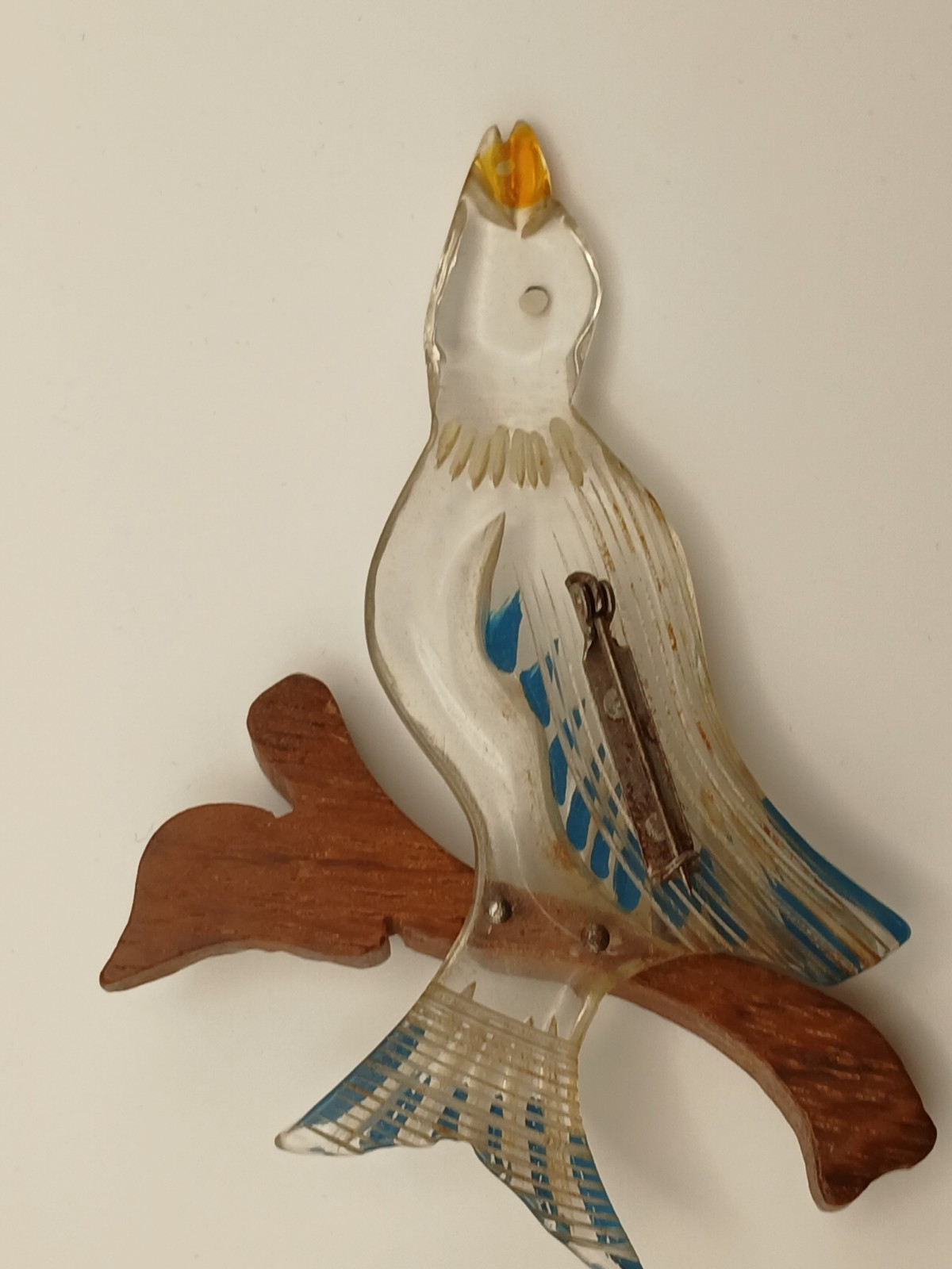 RARE VTG 1940’S CARVED LUCITE SINGING BIRD ON WOOD BRANCH PAINTED BROOCH