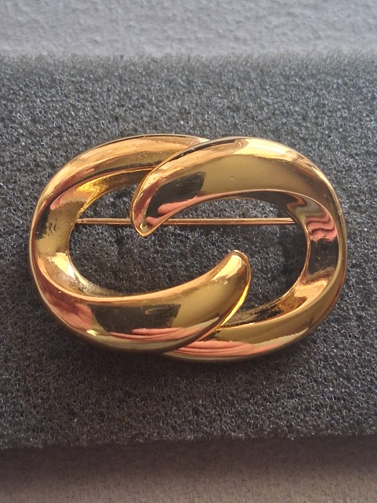 Christian Dior abstract interlocking circle gold-plated brooch. Vintage 1980s-90