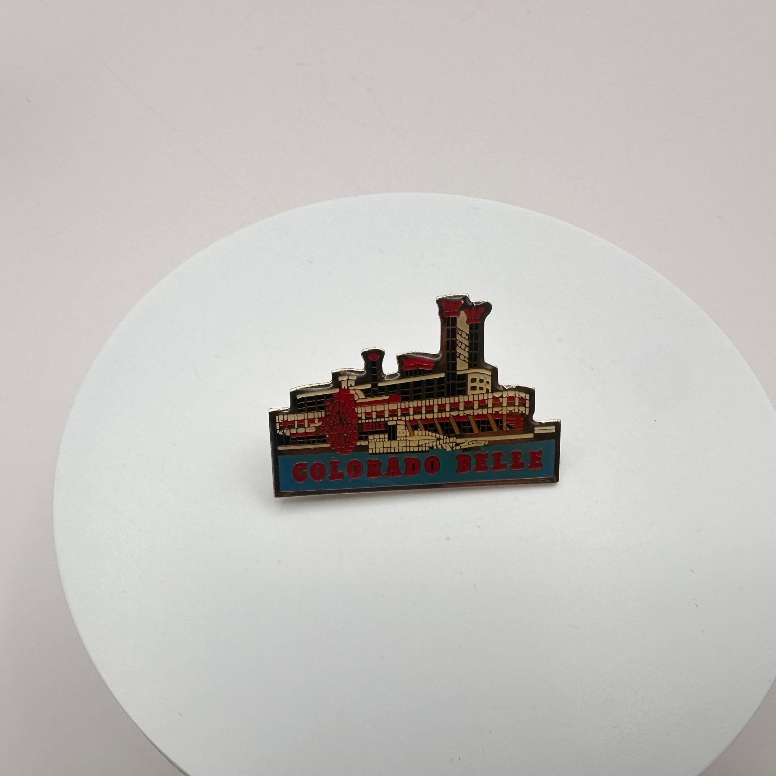 Vintage Y2K Gold Tone Colorado Belle Hotel Riverboat Enamel Lapel Pin Jewelry