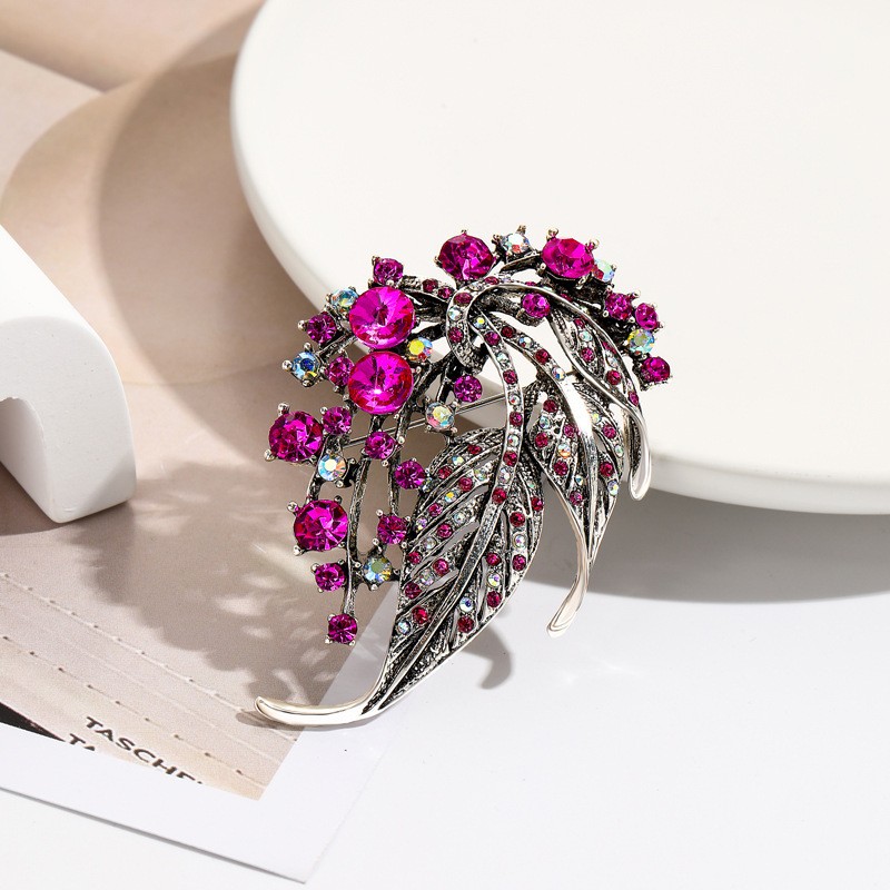 Vintage Luxury Hollow-Out Leaf Brooch Rhinestone Alloy Corsage Pin for Women
