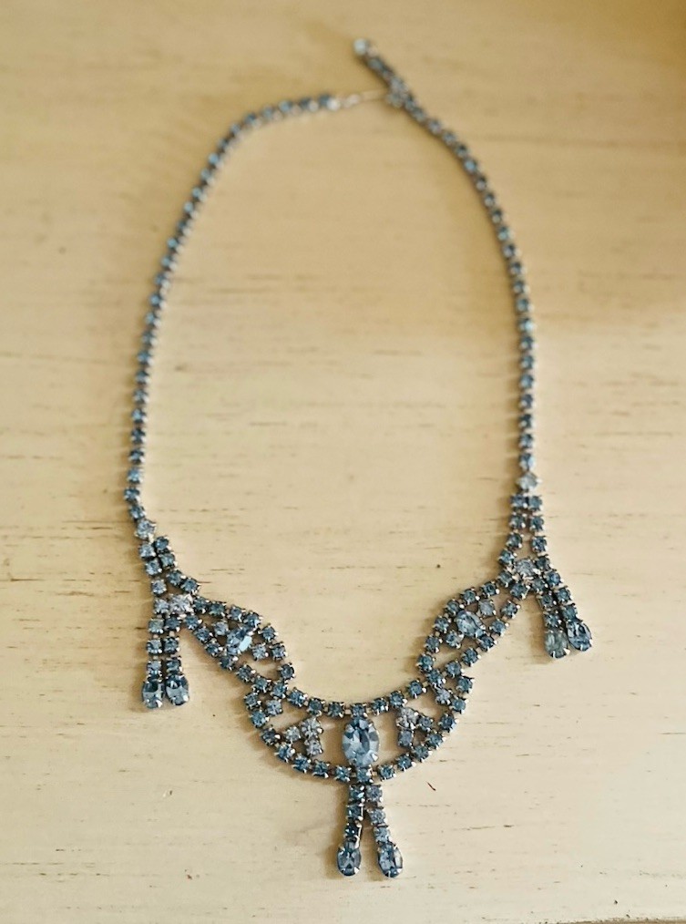 Vintage Weiss Unsigned Light Ice Blue Crystal Silver Chandelier Collar Necklace