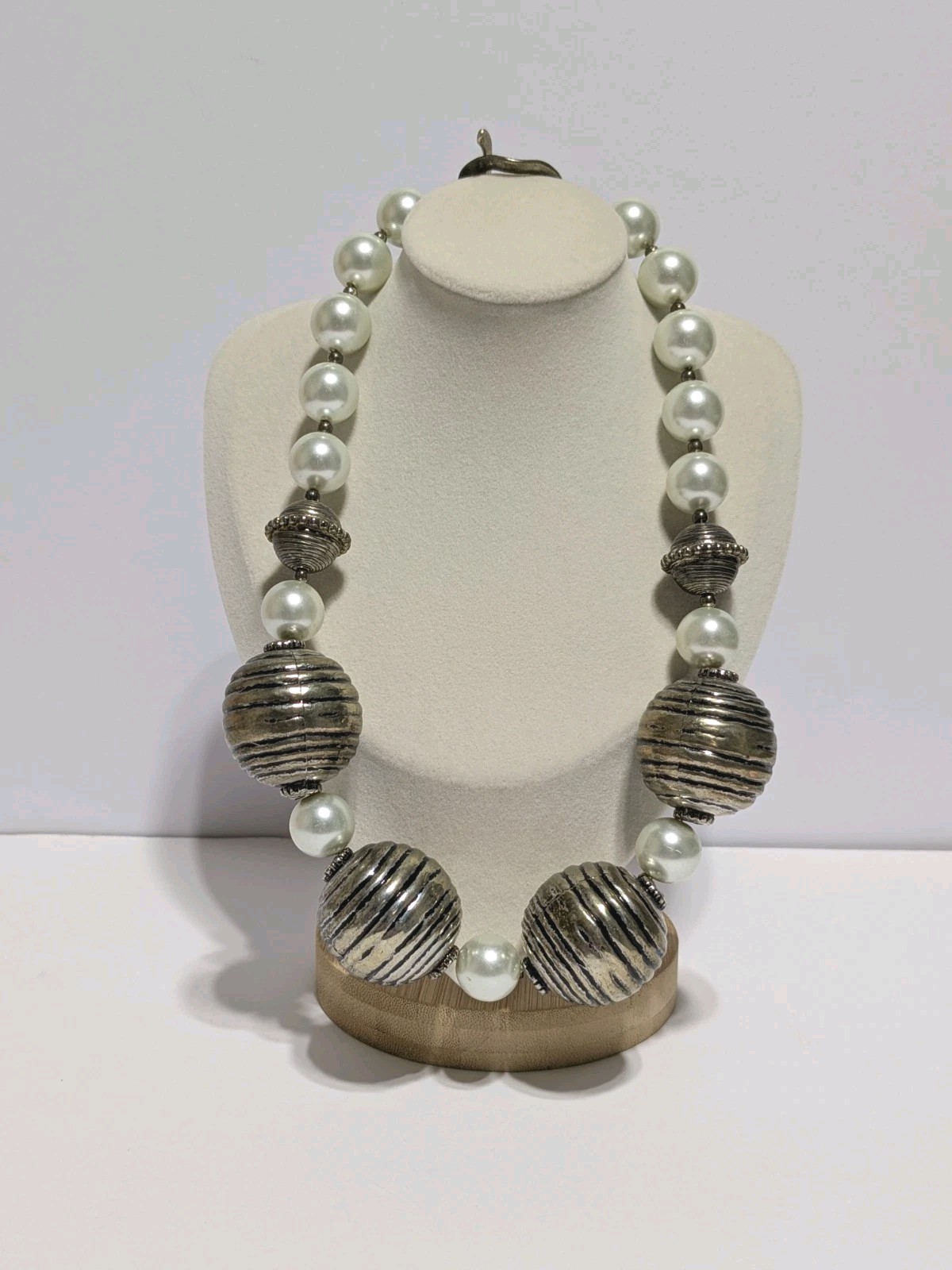 Vintage Chunky Silver Tone Etched Metal & White Glass Round Beaded Necklace 18″