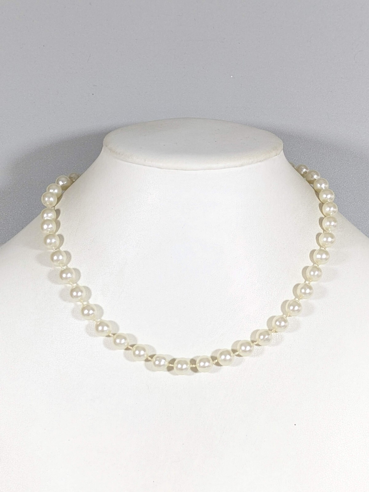 Vintage Ivory Color Faux Pearl 8mm Acrylic Bead Necklace 17.5 inch