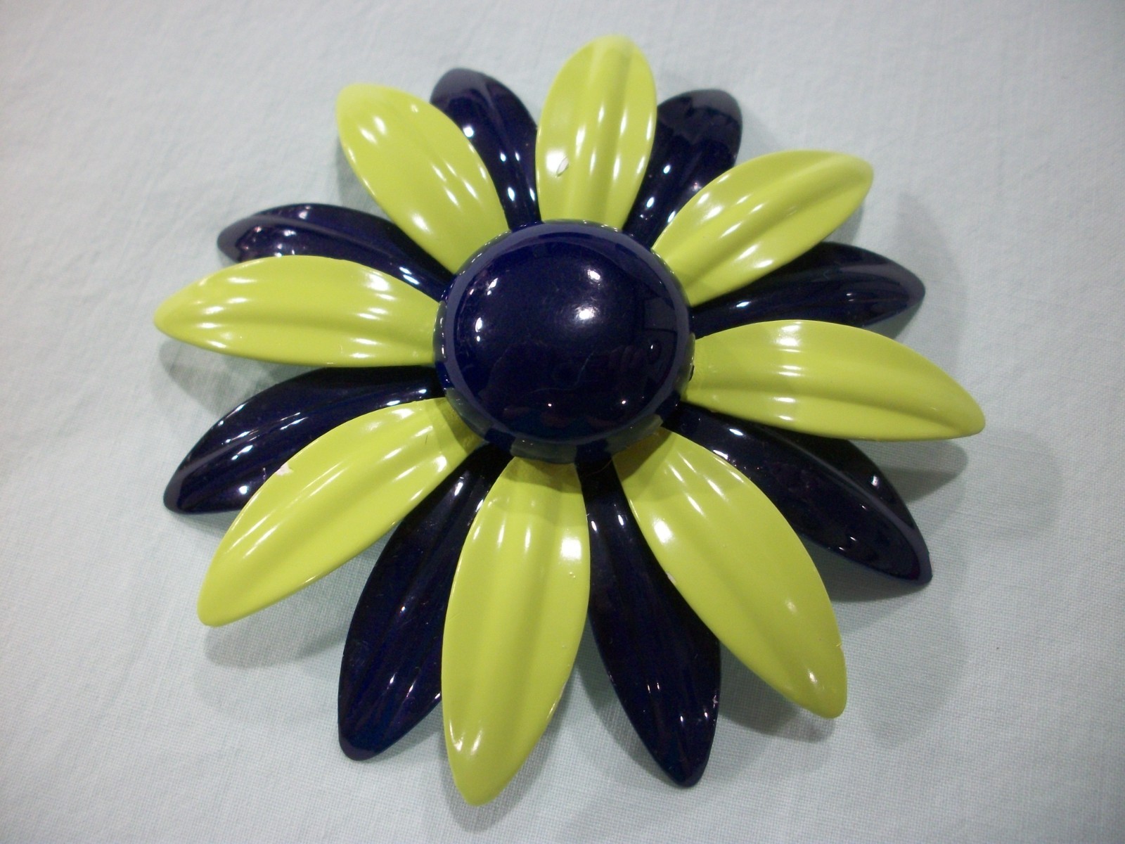 ViNTaGE NaVy BLuE/LiMe GReeN MeTaL ENaMeL HuGe 3″ DAiSy/FLoWeR PiN/BRooCH