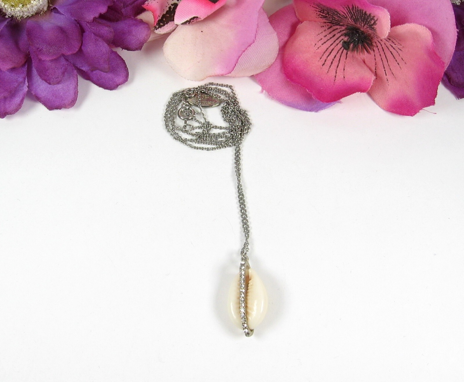 COWRIE SHELL Pendant RHINESTONES Vintage NECKLACE Silvertone 20″ LOFT OUTLET