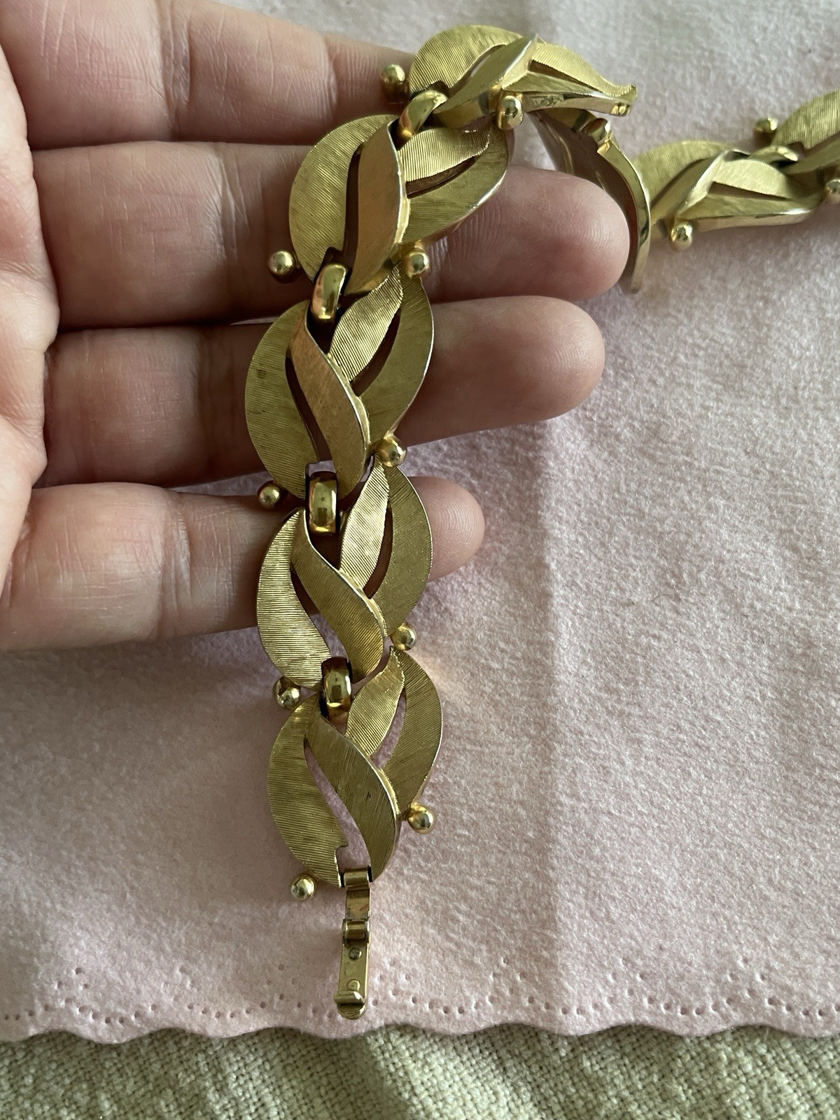 Vintage Trifari Bracelet Gold Tone Leaf Link 7.25 In