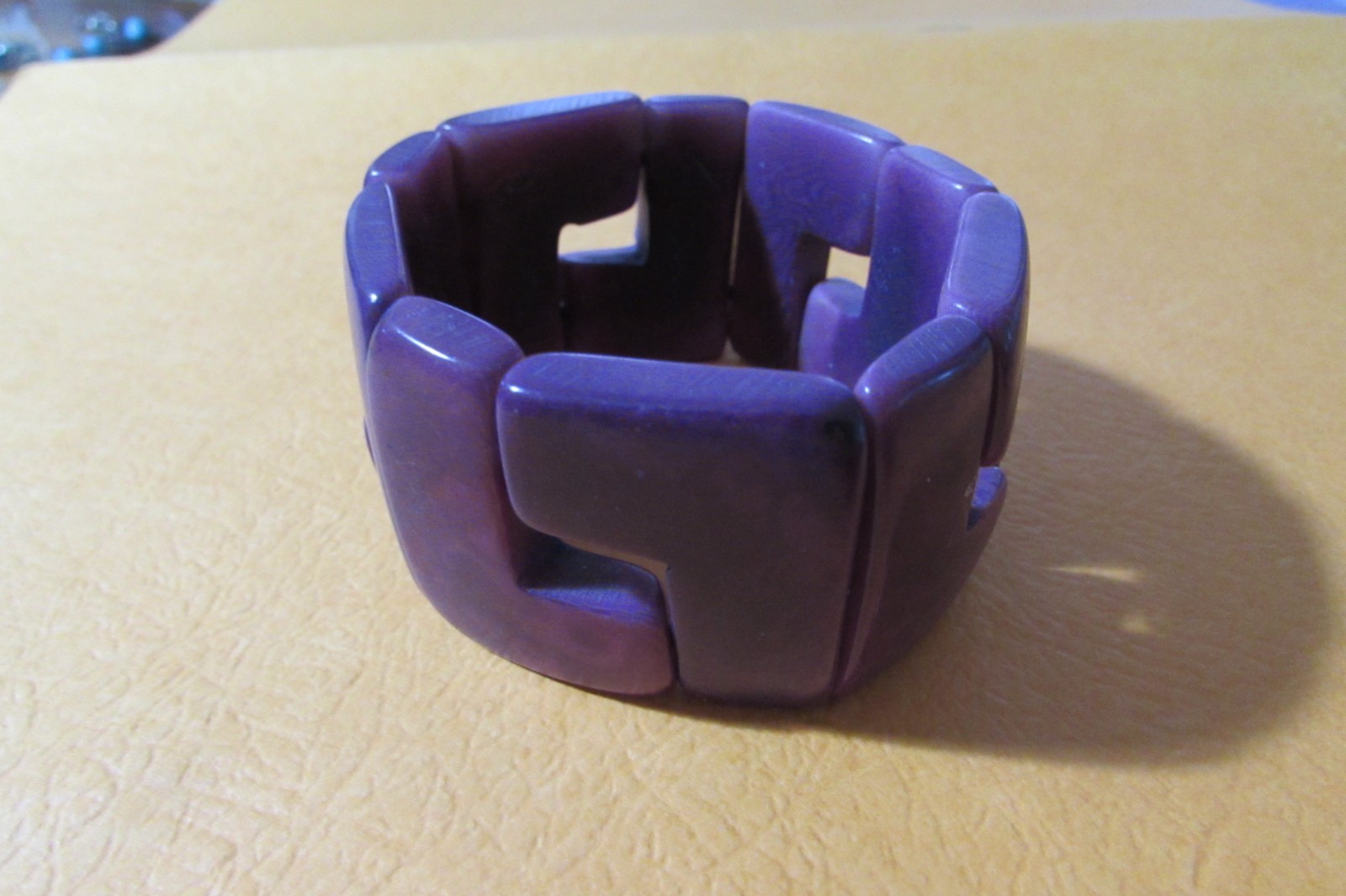 VINTAGE heavy plastic 1 1/2″ wide purple stretchy bracelet – about 3″ across
