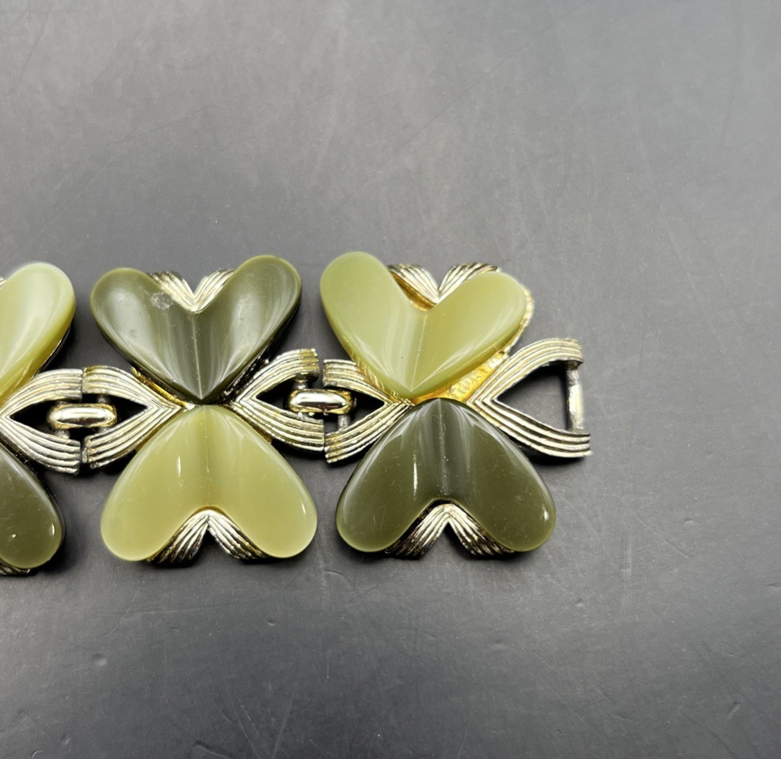 Vintage Coro Thermoset Bracelet Chunky Green Gold Tone Heart Mid Century 7.25 In