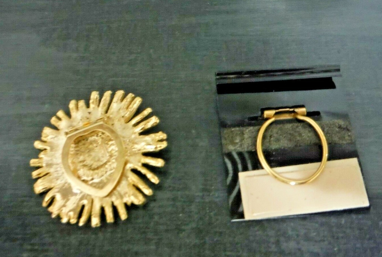NEW Tacoa Gold Toned & Daisy Scarf Clips Free Shipping
