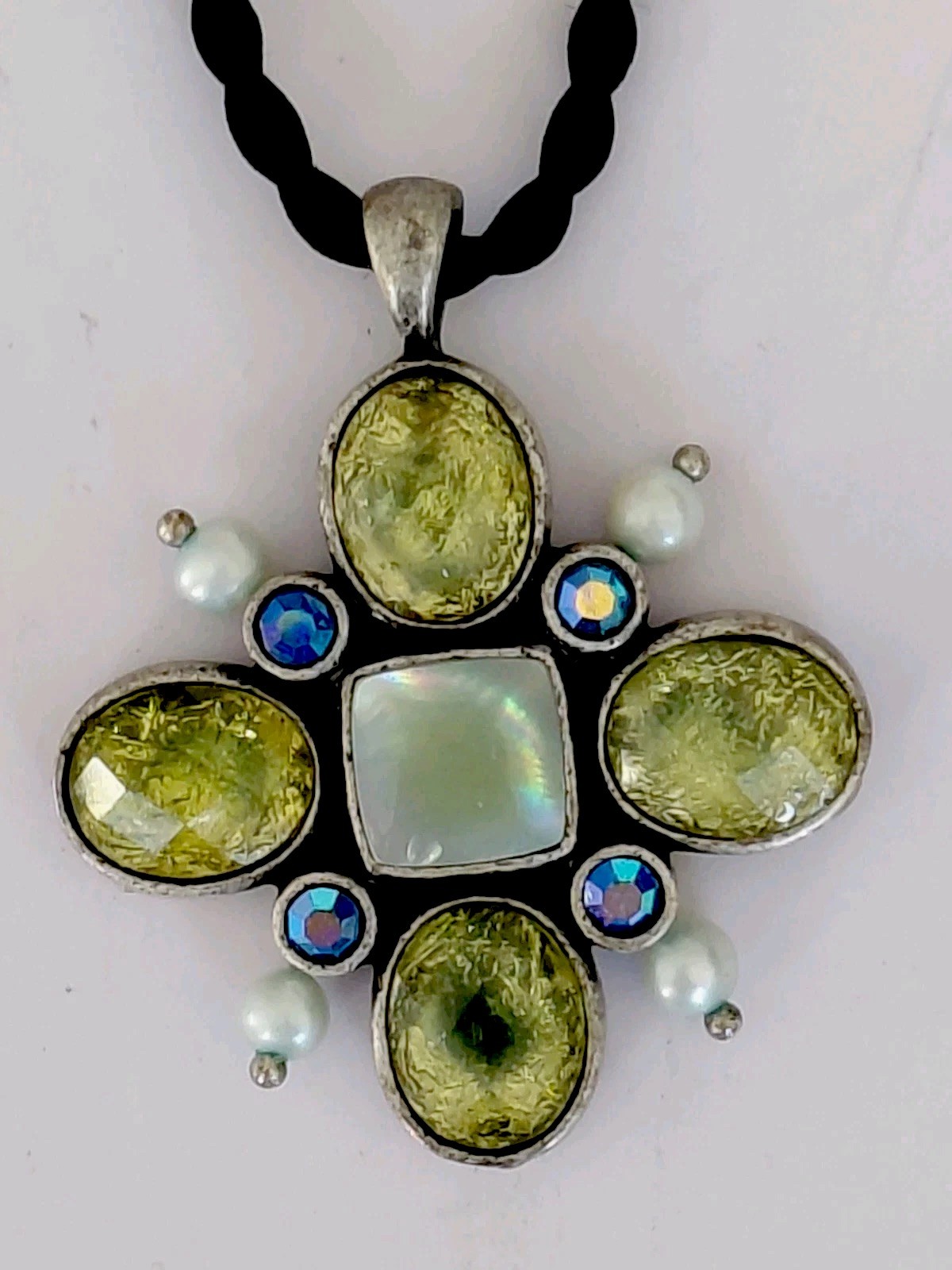 Lia Sophia “Bloommates”necklace / Mother Of Pearl Center/Freshwater Pearls In…