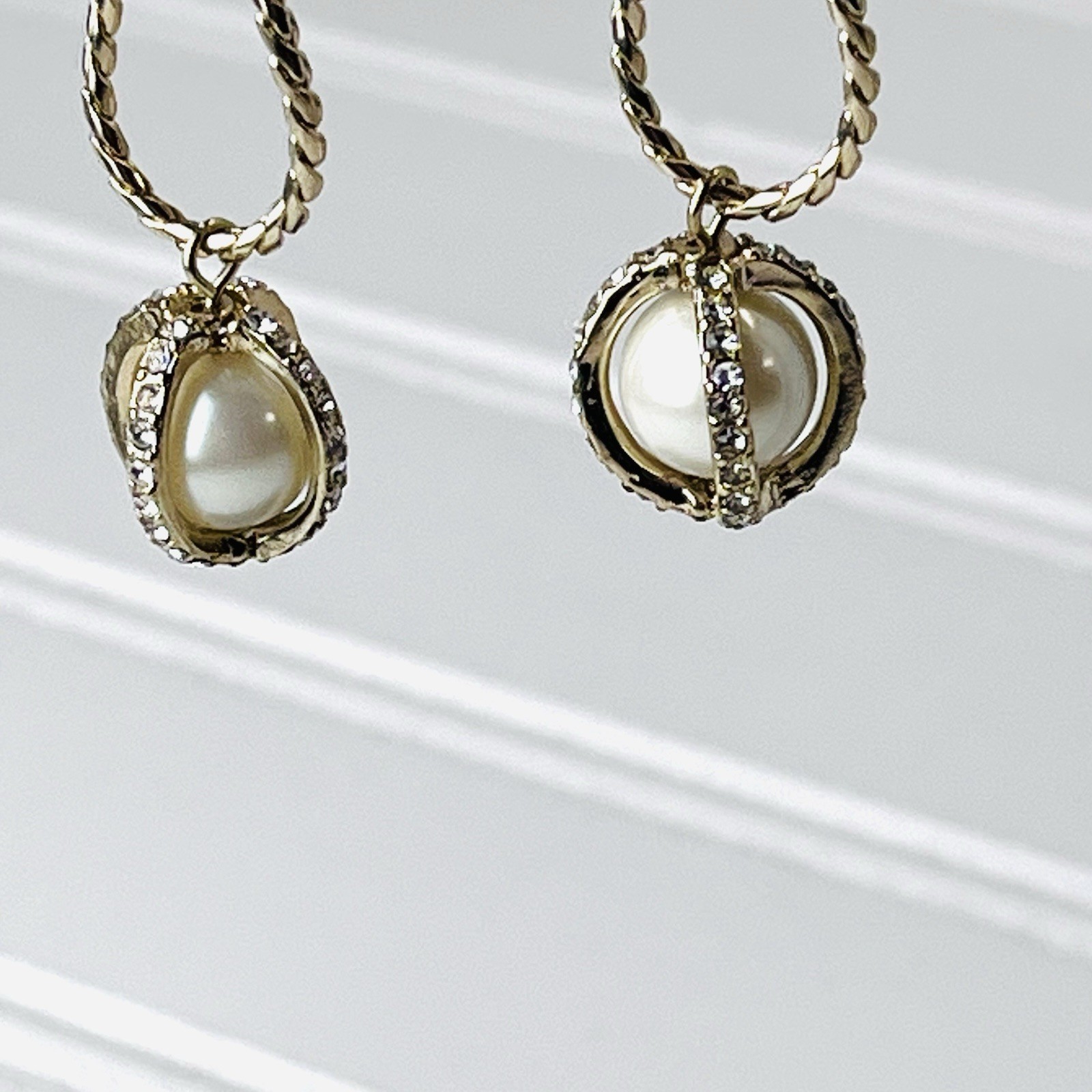 Vtg Gold Tone Faux Pearl Dangle Pierced Earrings – 2.25” – French Wires – 1990s