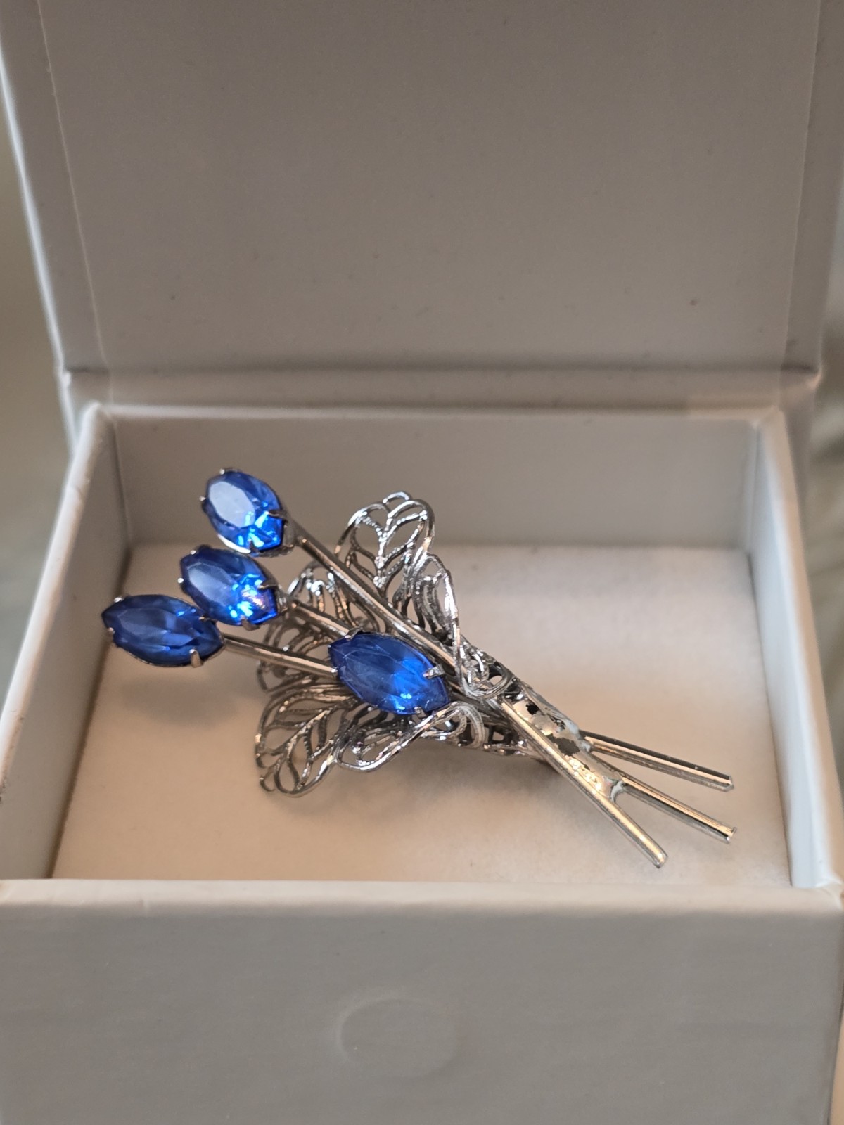 BLUE RHINESTONES MARQUISE SHAPED FILIGREE SILVER-TONE FLORAL BOUQUET PIN BROOCH