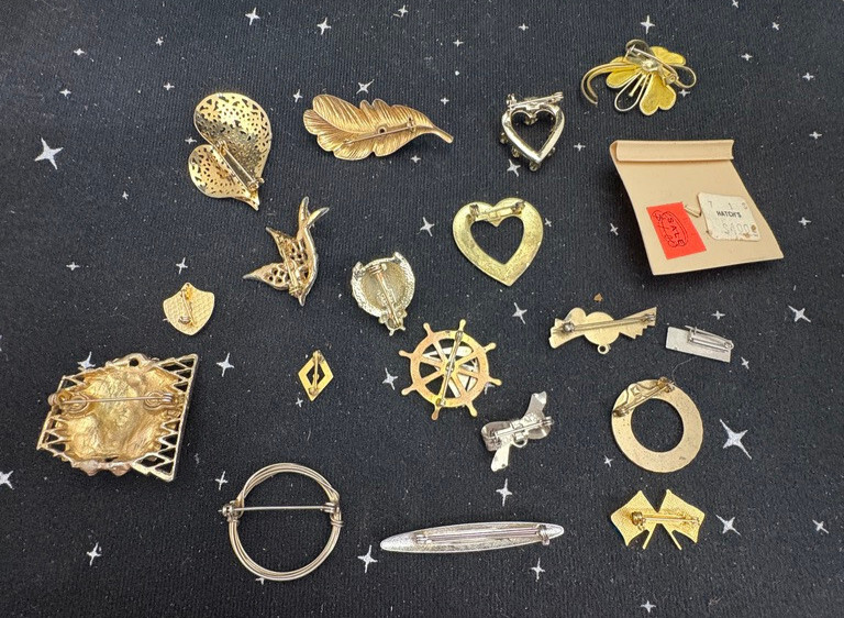 VTG Metal Pins Lot Of 18 Hearts,Stars,Flowers Mostly Gold Color