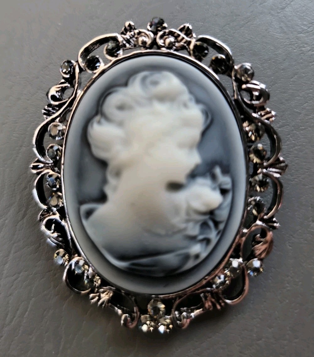 Vintage Black and White Cameo Brooch in Silver Plated Mounting w/Accent Stones