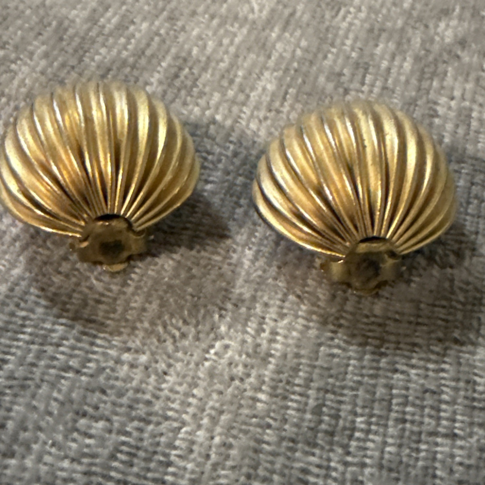 VTG GAY BOYER GOLD 1” LARGE ROUND DOME STATEMENT Ribbed CLIP EARRINGS Rare