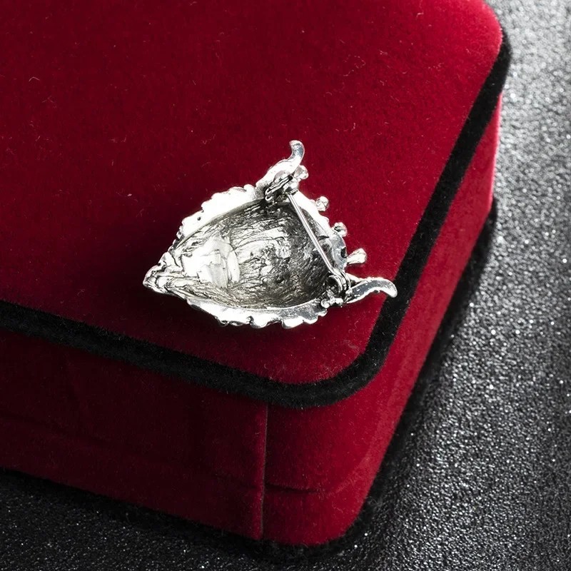 Vintage Animal Lion Head Brooch Crystal Crown Lapel Pin for Men and Women