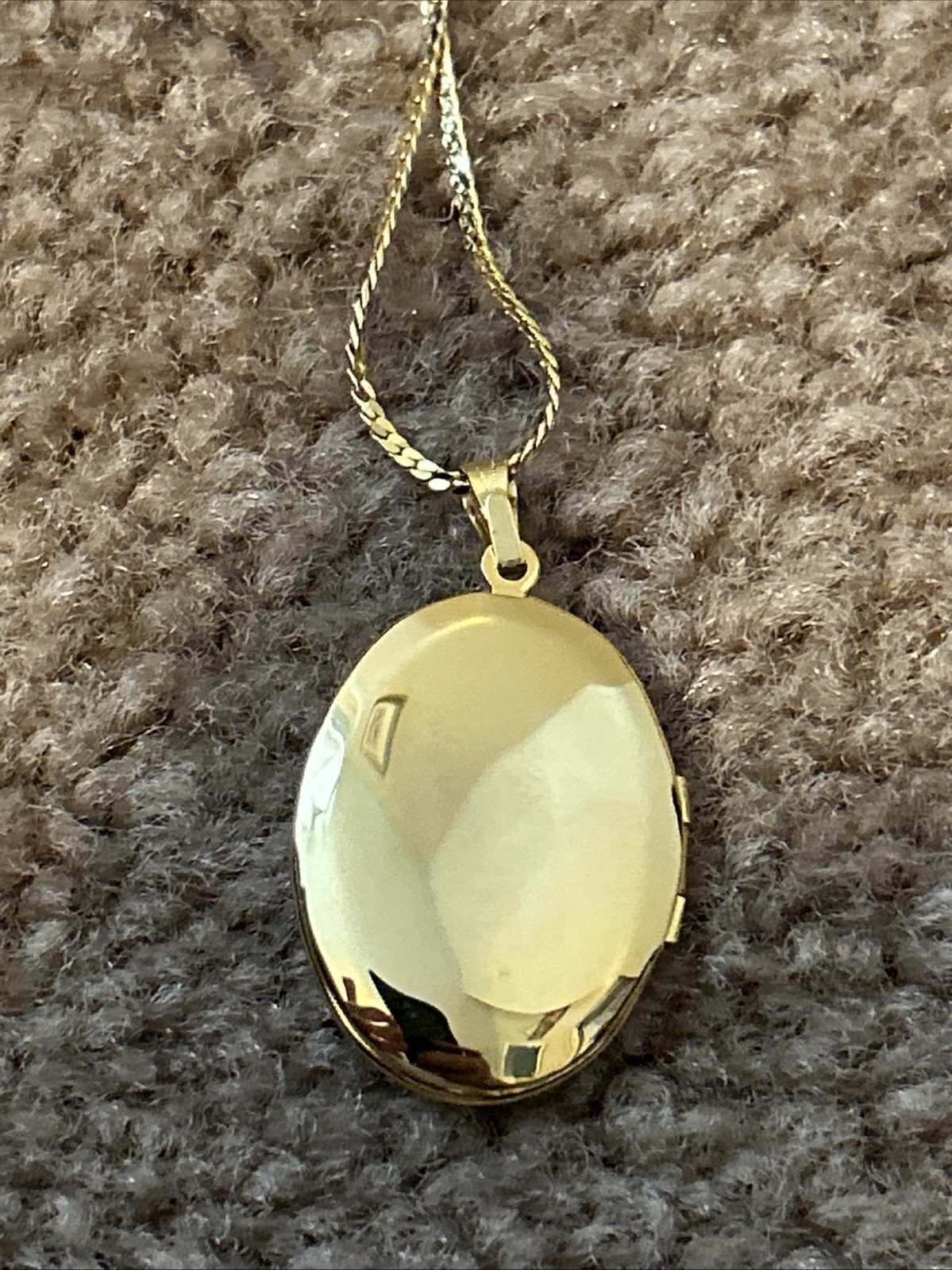 OVAL FLORAL 24″ CHAIN GOLD TONE PENDANT /Locket NECKLACE