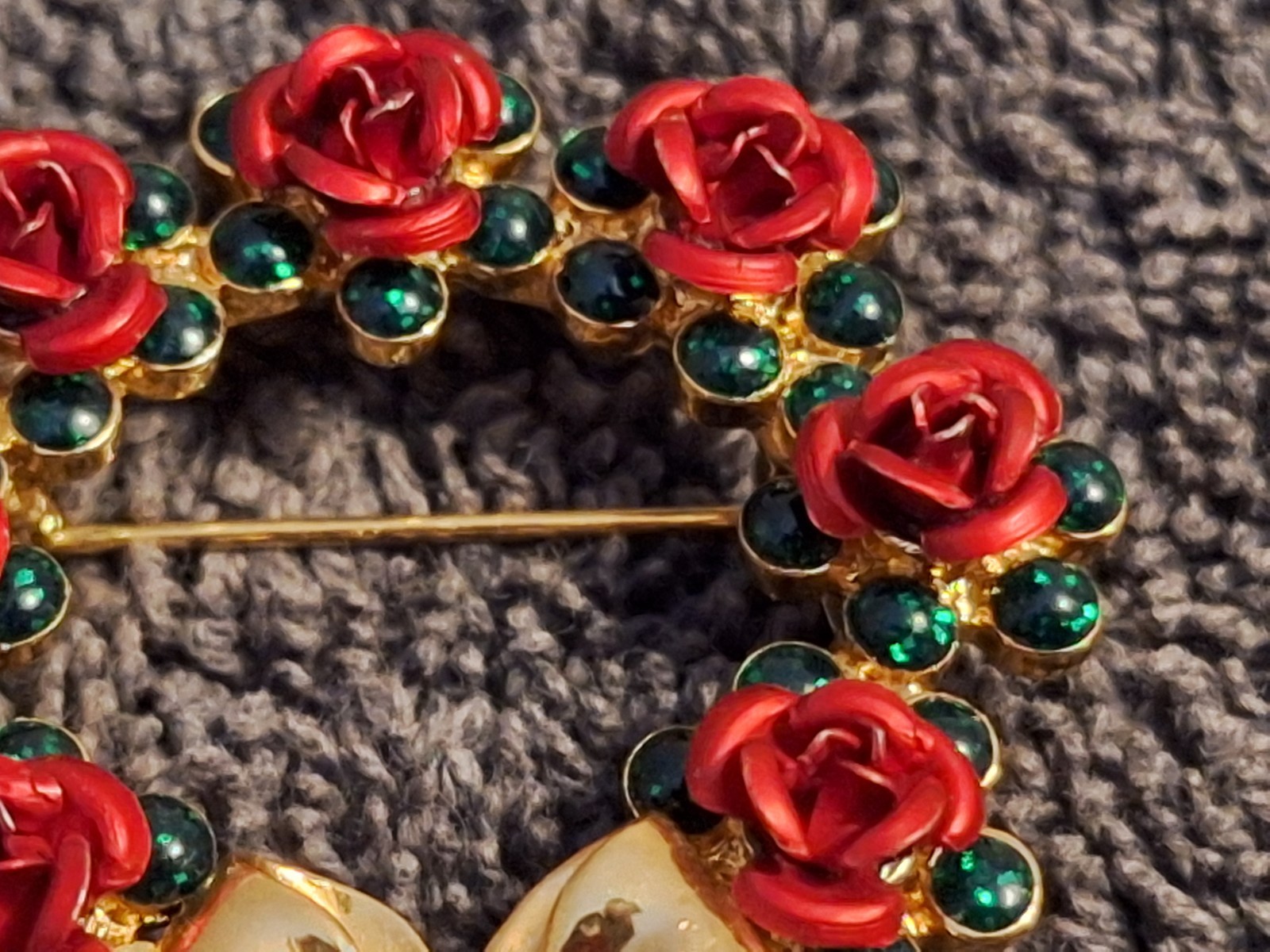 Vintage Avon Gold Tone Green Rhinestone Christmas Wreath Red Roses Brooch Pin