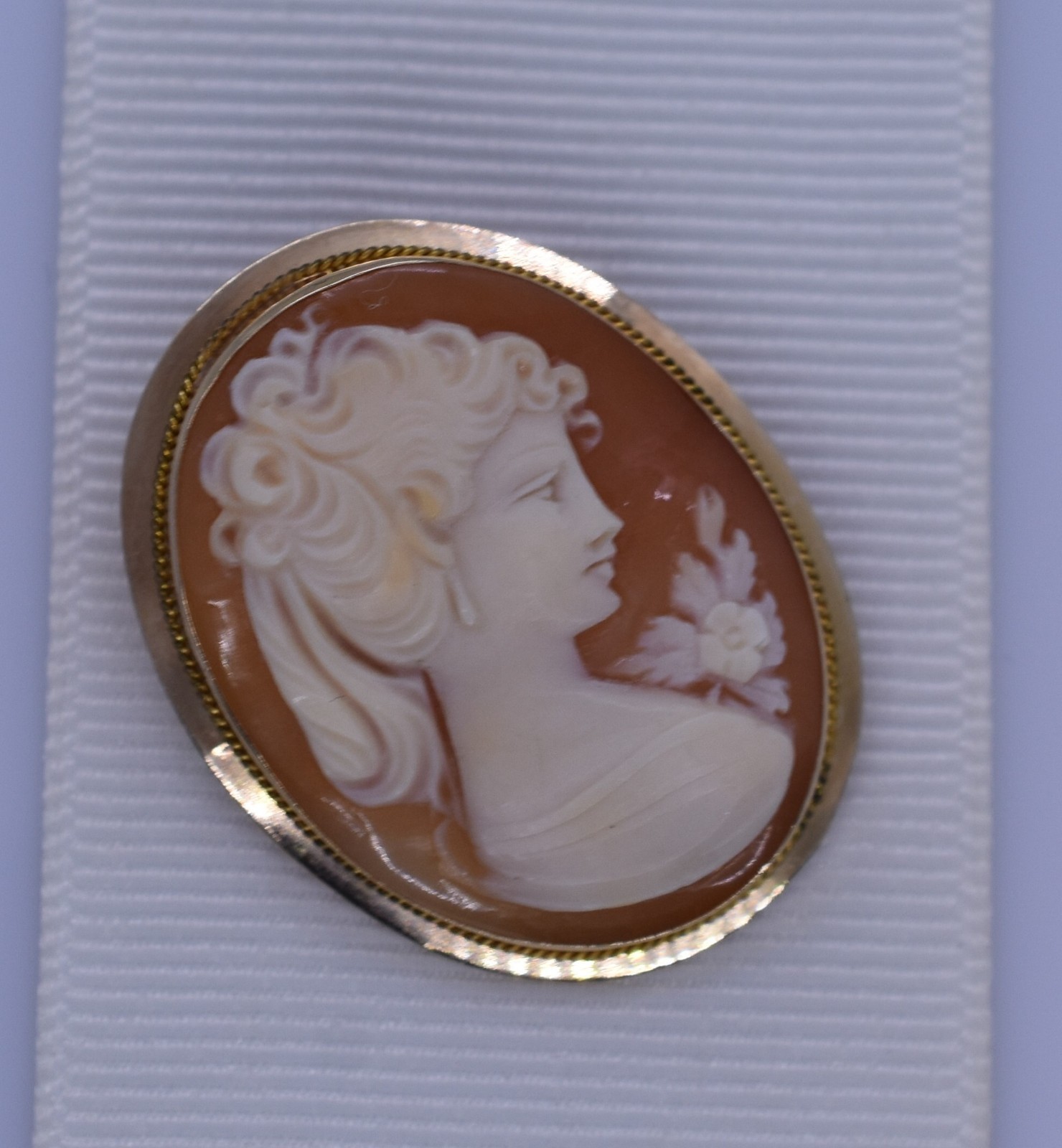 Vintage 14 Karat Yellow Gold Shell Cameo Brooch / Pendant A53