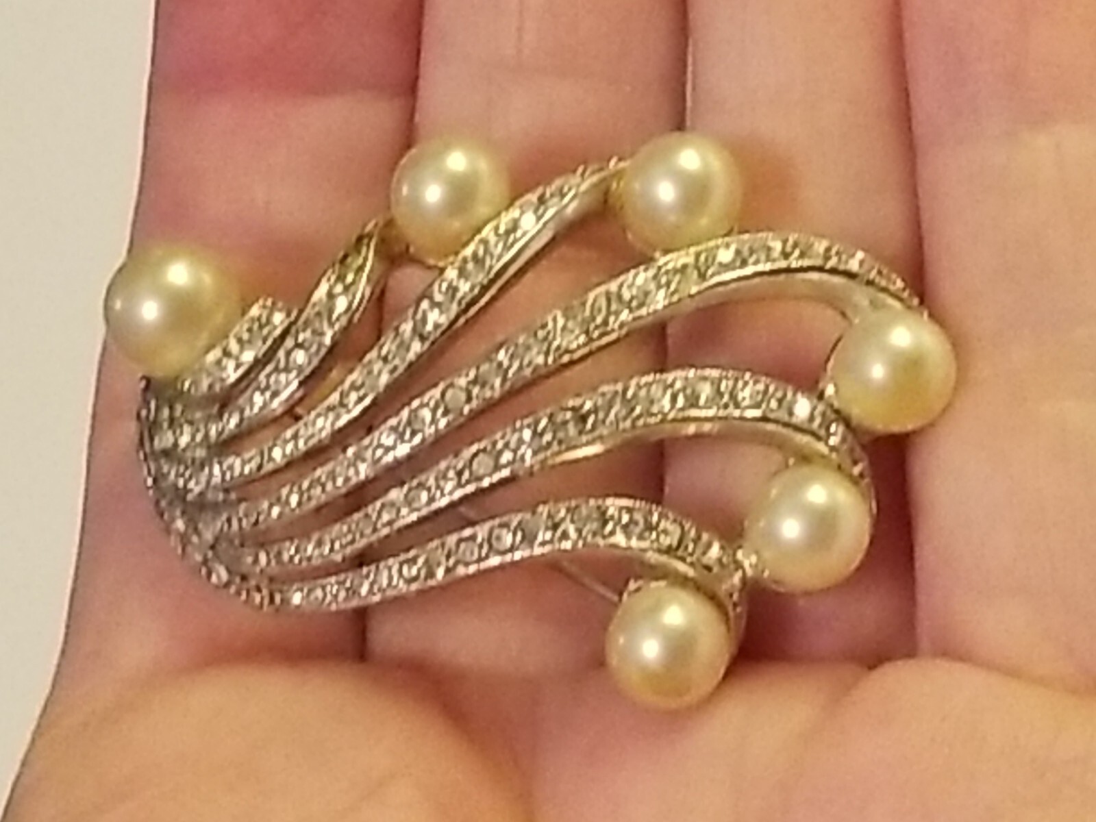 Elegant Brooch Pin Vtg Silver Toned Swirl Ribbon Pearl & CZ Encrusted 1.75″ Long