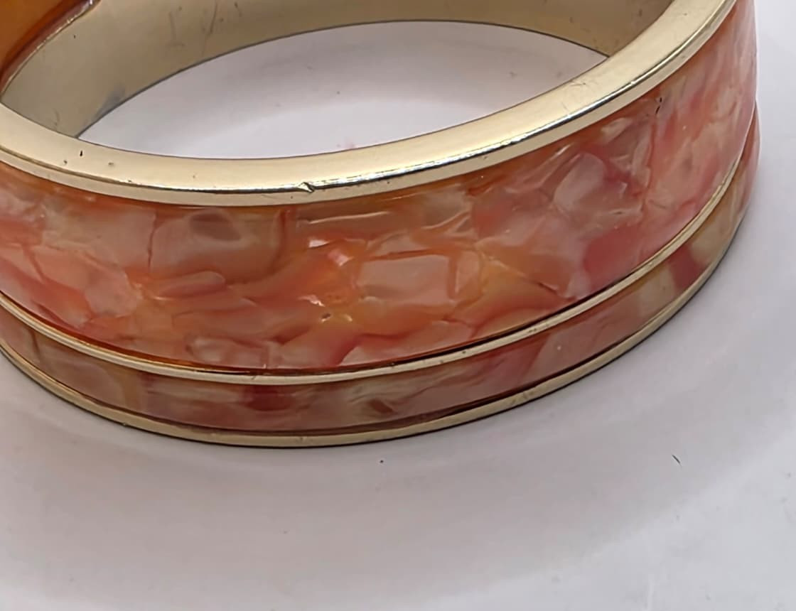 Gold Tone Hinged Bangle Bracelet with Marbled Resin Inlay Fashion Jewelry 7in N4