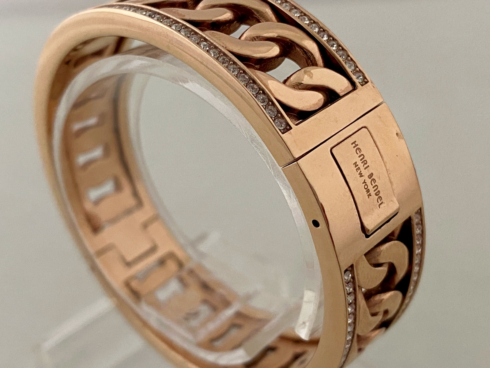 HENRI BENDEL New York Gold Tone Curb Chain Design Hinged Bracelet | Chunky