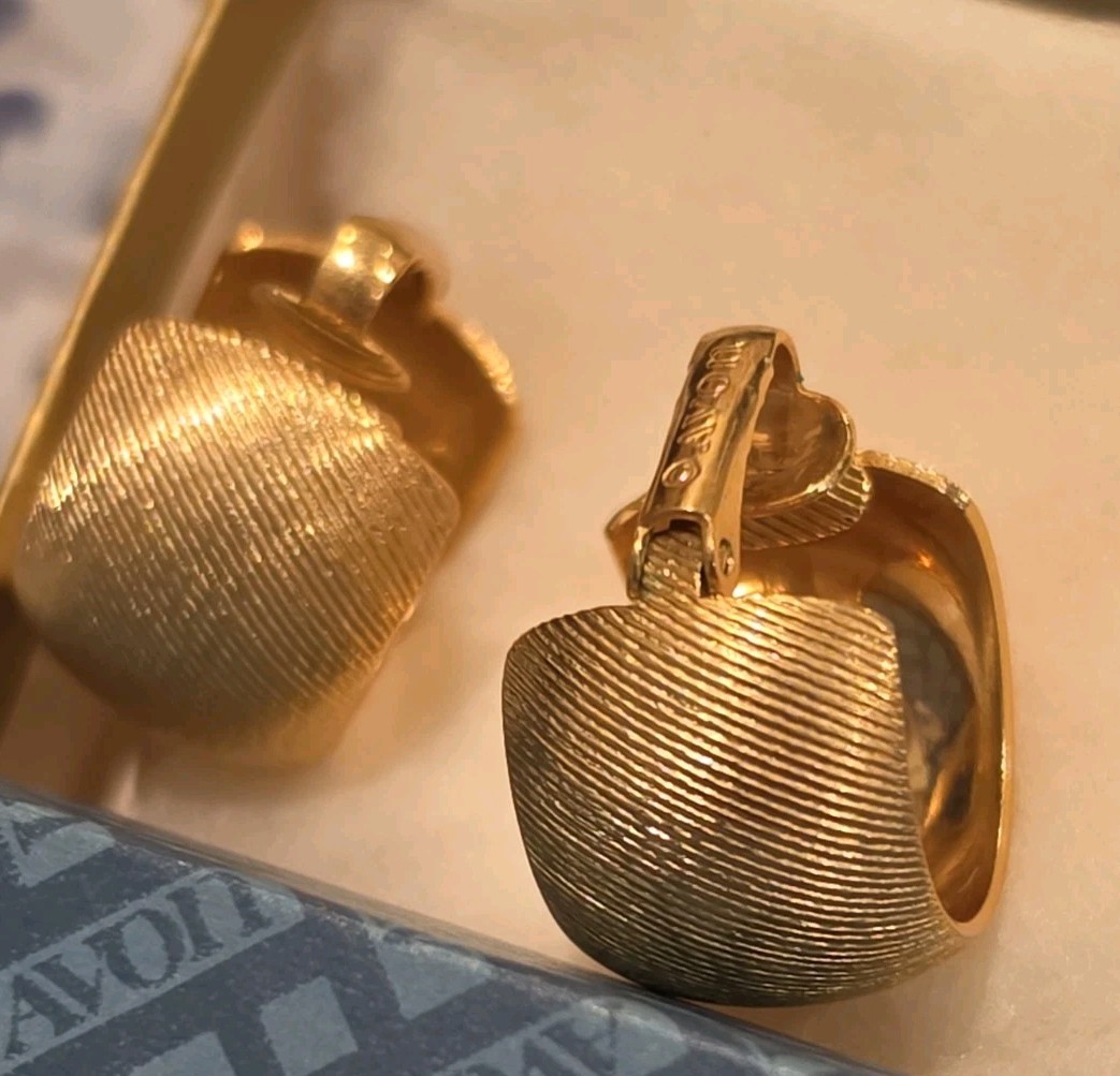 Satin Ribbons Clip Earrings Vintage Avon Fashion Accents 1978 Gold Tone Wide