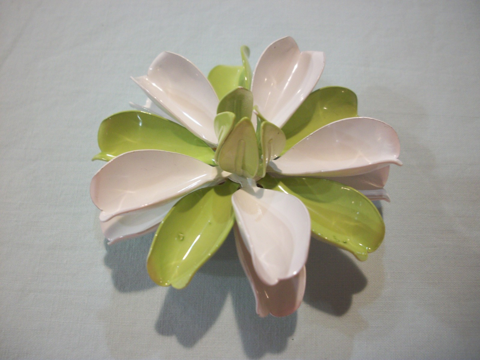 ViNTaGE MeTaL ENaMeL CuRLY PaLe LiMe GReeN/WHiTe/ LaRgE 2.25″ FLoWeR PiN (READ)