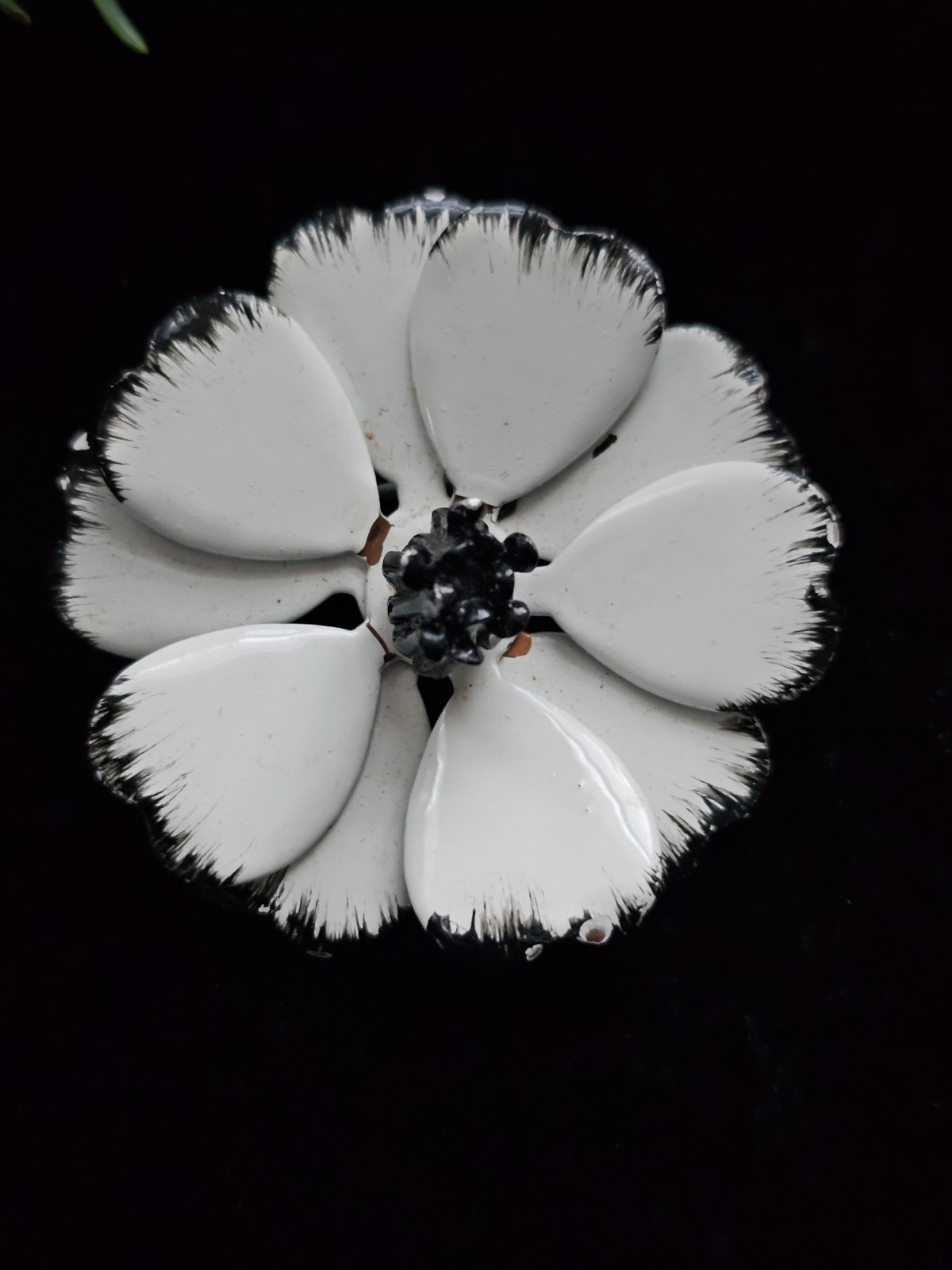 Vtg Brooch Flower Enamel Metal Retro Hippy Mod 60’s White & Black Pin 1.5″ Mcm