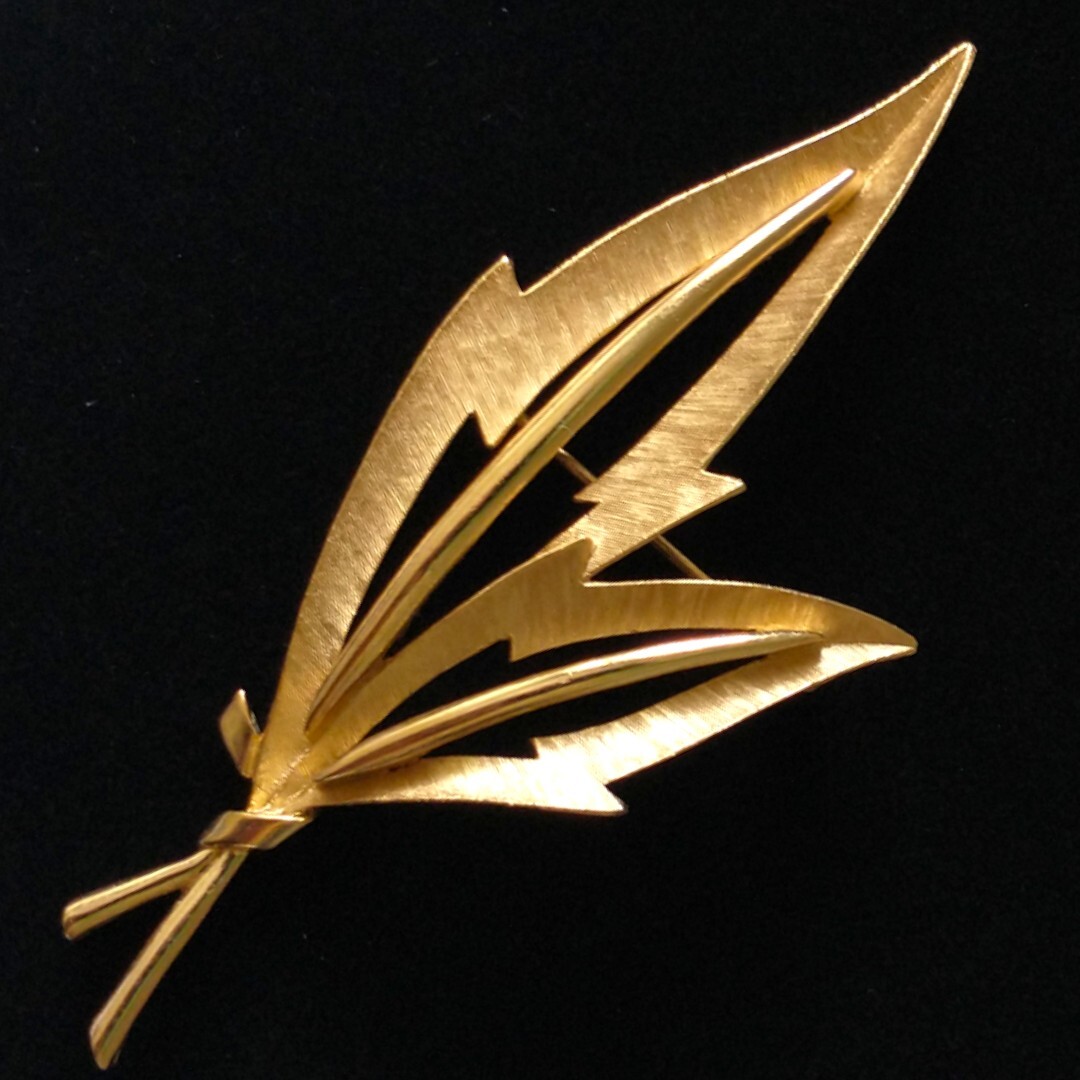 Crown Trifari Gold Tone Modernist Leaf Brooch Pin Brushed Gold Tone Finish MCM