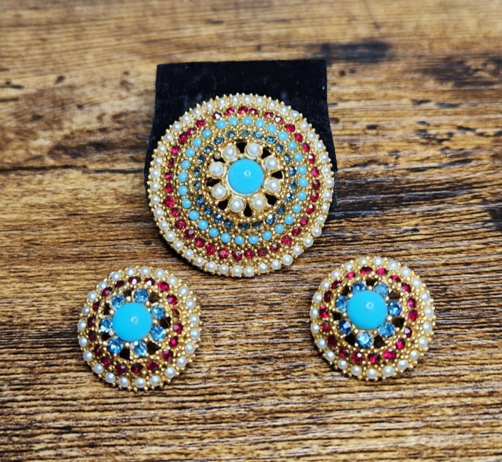 BEAUTIFUL VINTAGE (ART) SIGNED BROOCH AND CLIP-ON EARRINGS SET GOLD TONE