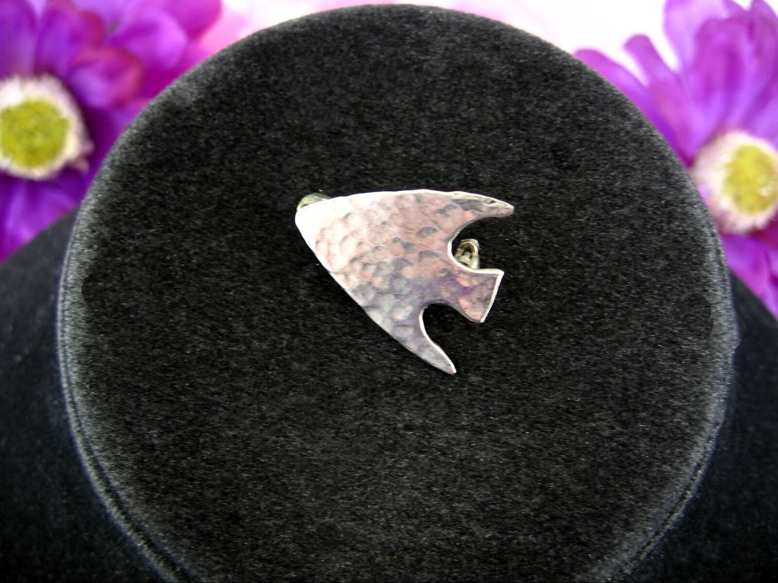 Hand Hammered ARROWHEAD PIN Vintage Small Brooch Silvertone Handcrafted 7/8″