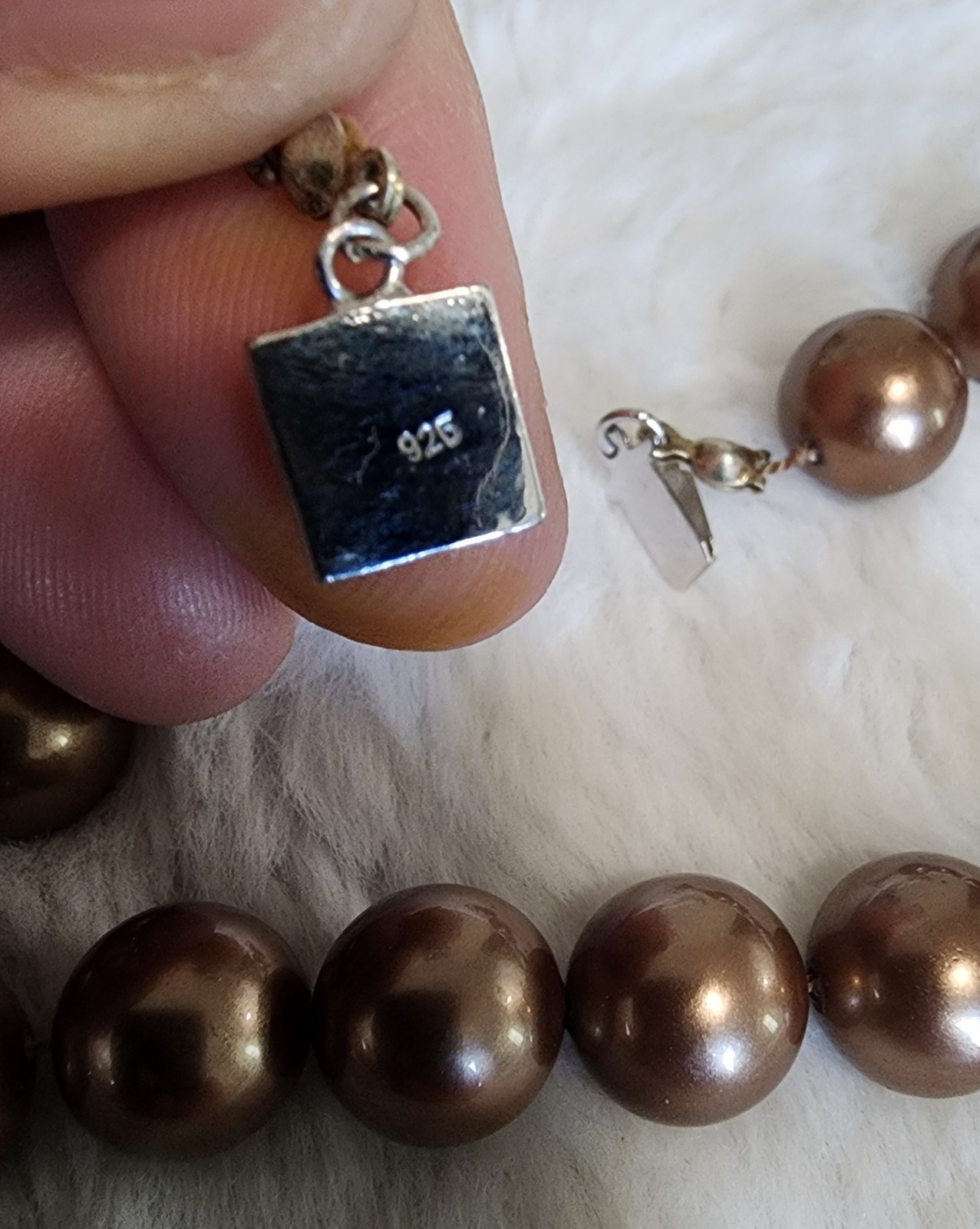 Vintage faux pearl necklace in a bronze tone with a 925 silver clasp. 45 cm long