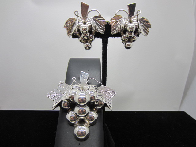 VTG Sterling Silver MEXICO TAXCO Bunch of Grapes Pin/Pendant & Earring Set 63.7g