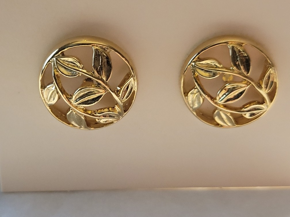 Vintage Avon Convertible Round Open Floral Leaf Gold Tone Pierced Earrings w/Box