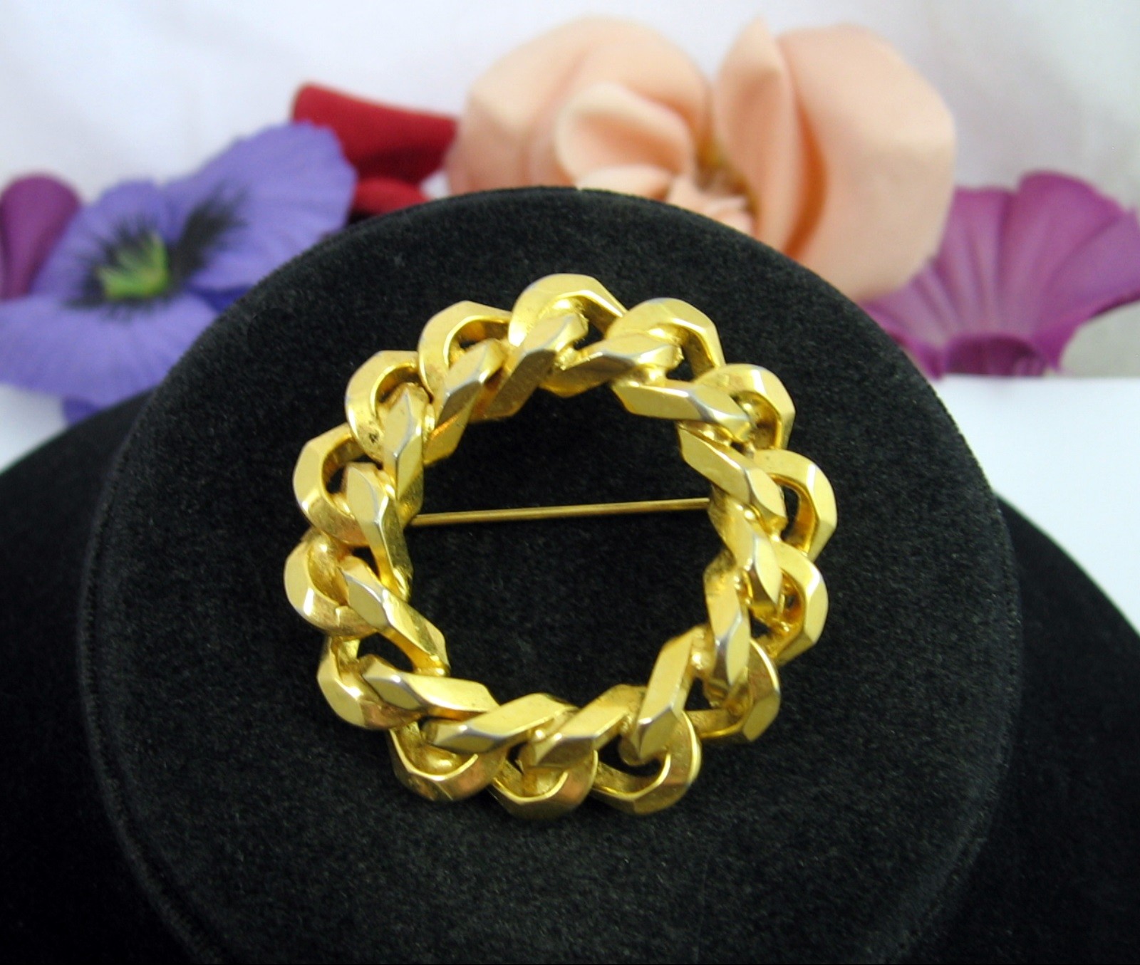 HEAVY METAL Vintage PIN Links CHAIN Round BROOCH Goldtone Circular 1 5/8″