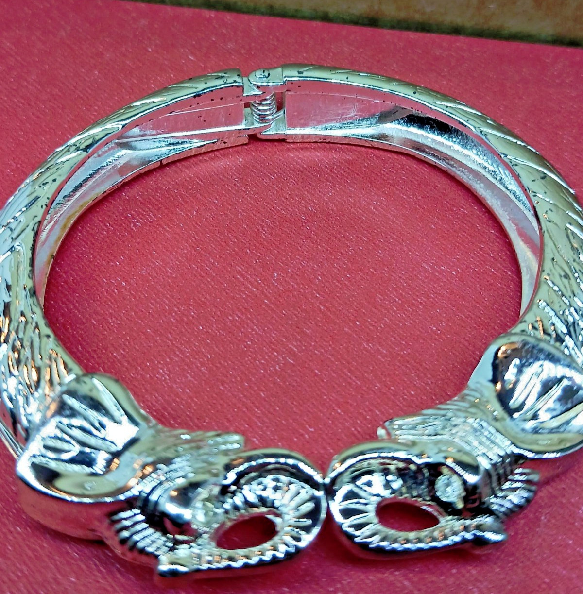 VTG 2 Head Trunk Up Elephant Kissing Hinge Bangle Clamped Bracelet – Silver Tone
